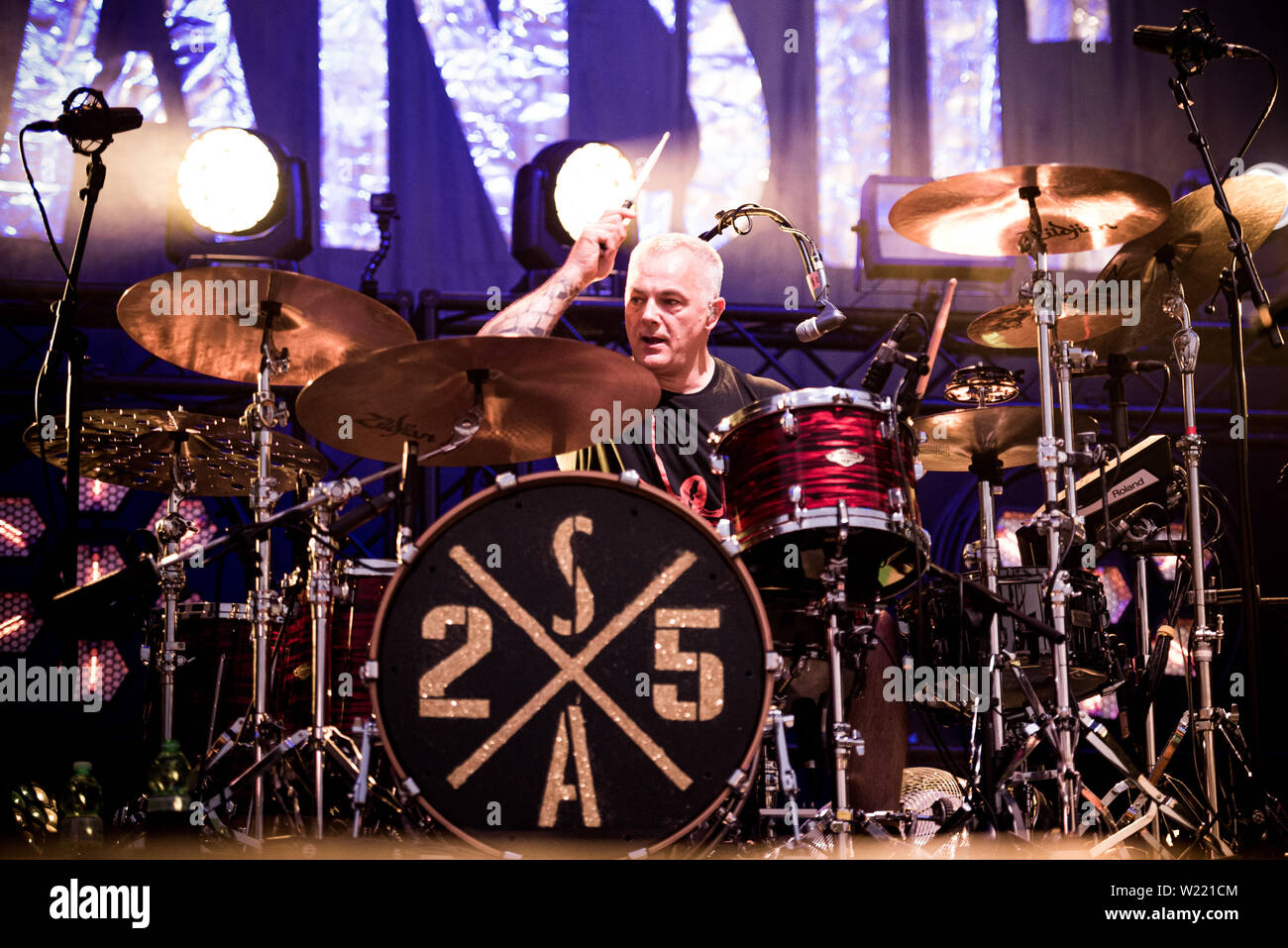 Mark Richardson, Schlagzeuger der britischen Band Skunk Anansie, die live auf der Bühne für das 25 Band Karriere Jubiläumstour in Stupinigi Stockfoto