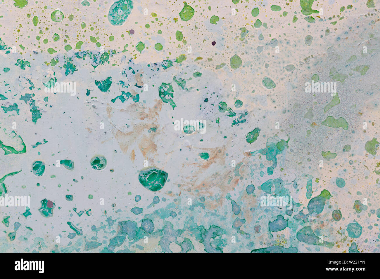 Grüne Splits auf hellblauem Hintergrund. Abstrakte Ölgemälde. Stockfoto