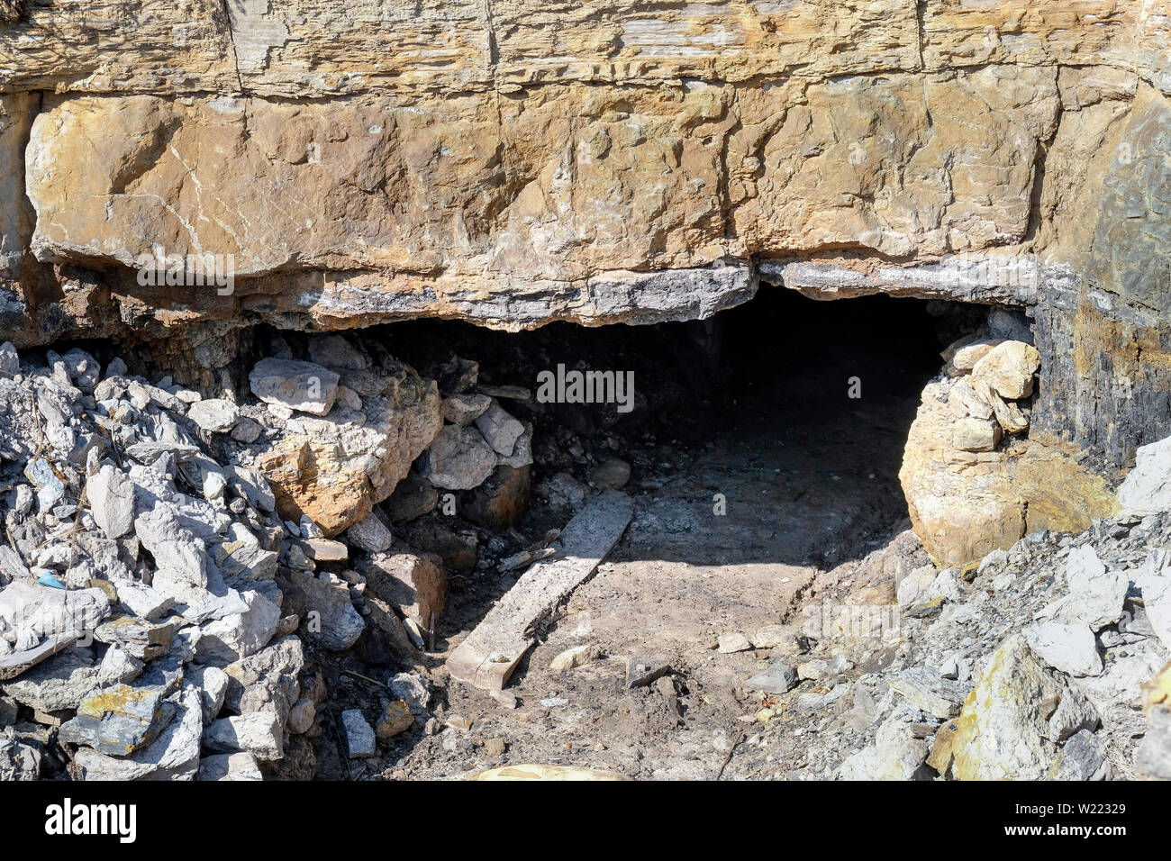 "Rattenloch", pit Loch illegal für Kohle in der Nähe des Dorfes Yongkaloh, Khasi Hills, Meghalaya state, im Nordosten Indiens gegraben Stockfoto