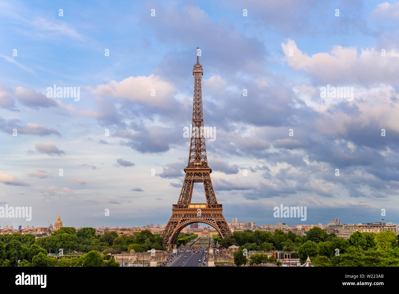 Eiffelturm in den Farben von rosa Twilight Paris, Frankreich Stockfoto