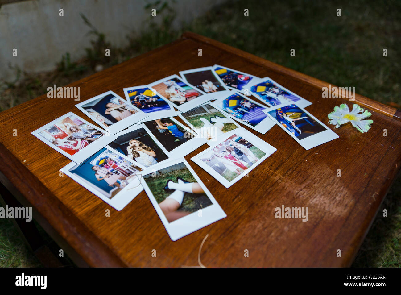 Sammlung von Polaroid Foto Bilder aus einer Instant Kamera aufgenommen, auf einer hölzernen Tabelle angezeigt Stockfoto
