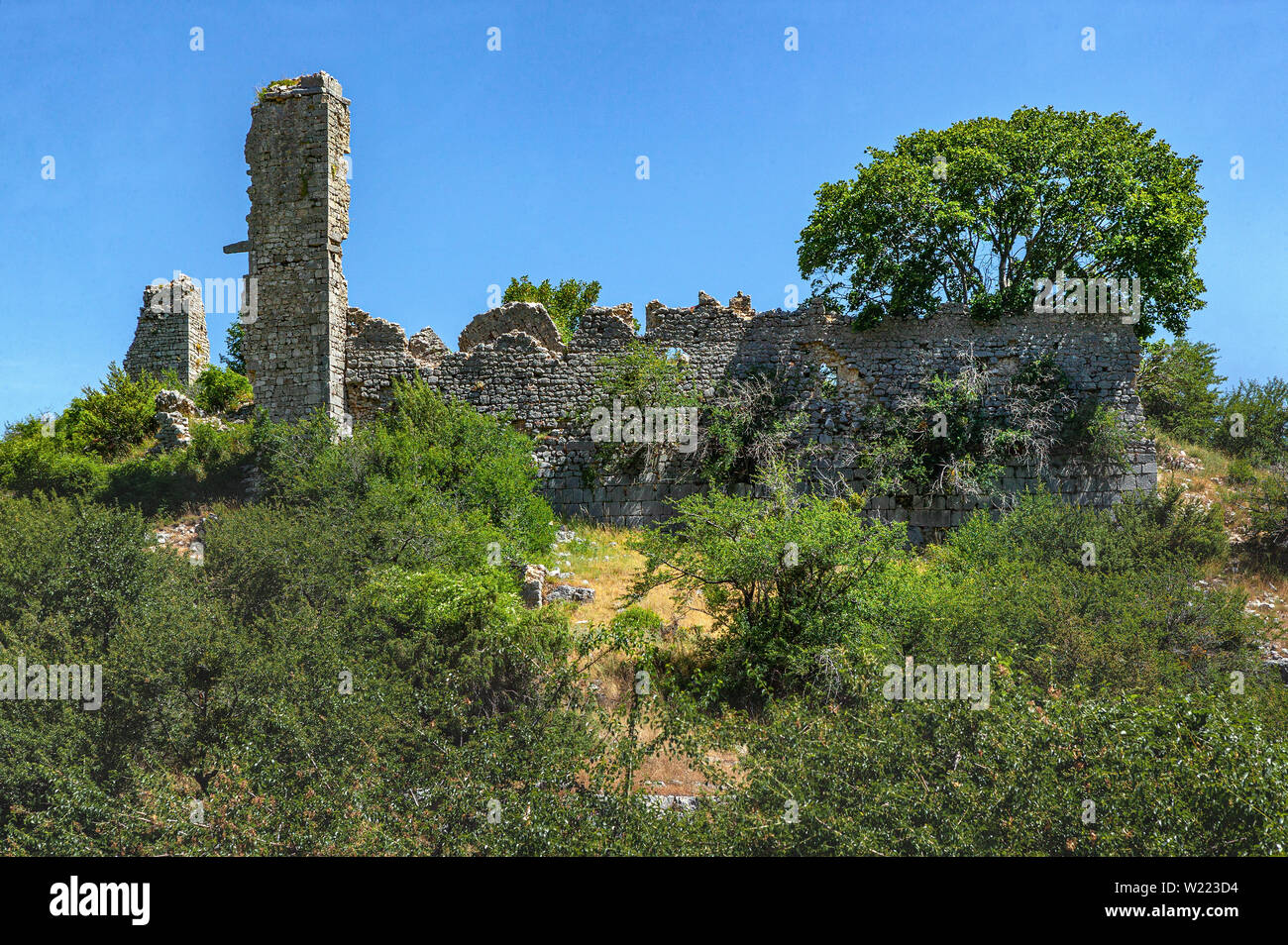 Ruinen der Burg des alten Dorfes Lecce in der Marsi. Lecce nei Marsi, Provinz L'Aquila, Abruzzen, Italien, Europa Stockfoto
