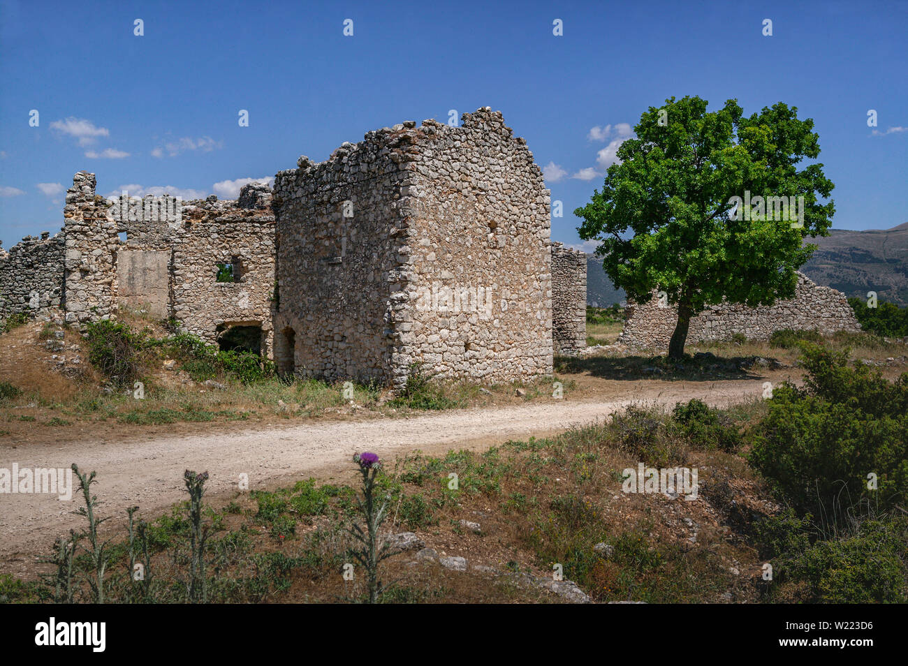 Die Ruinen des alten Dorfes von Lecce im Marsi Stockfoto