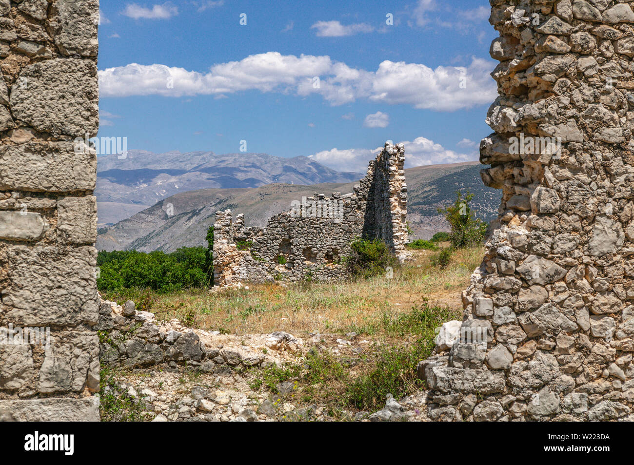 Die Ruinen des alten Dorfes von Lecce im Marsi Stockfoto
