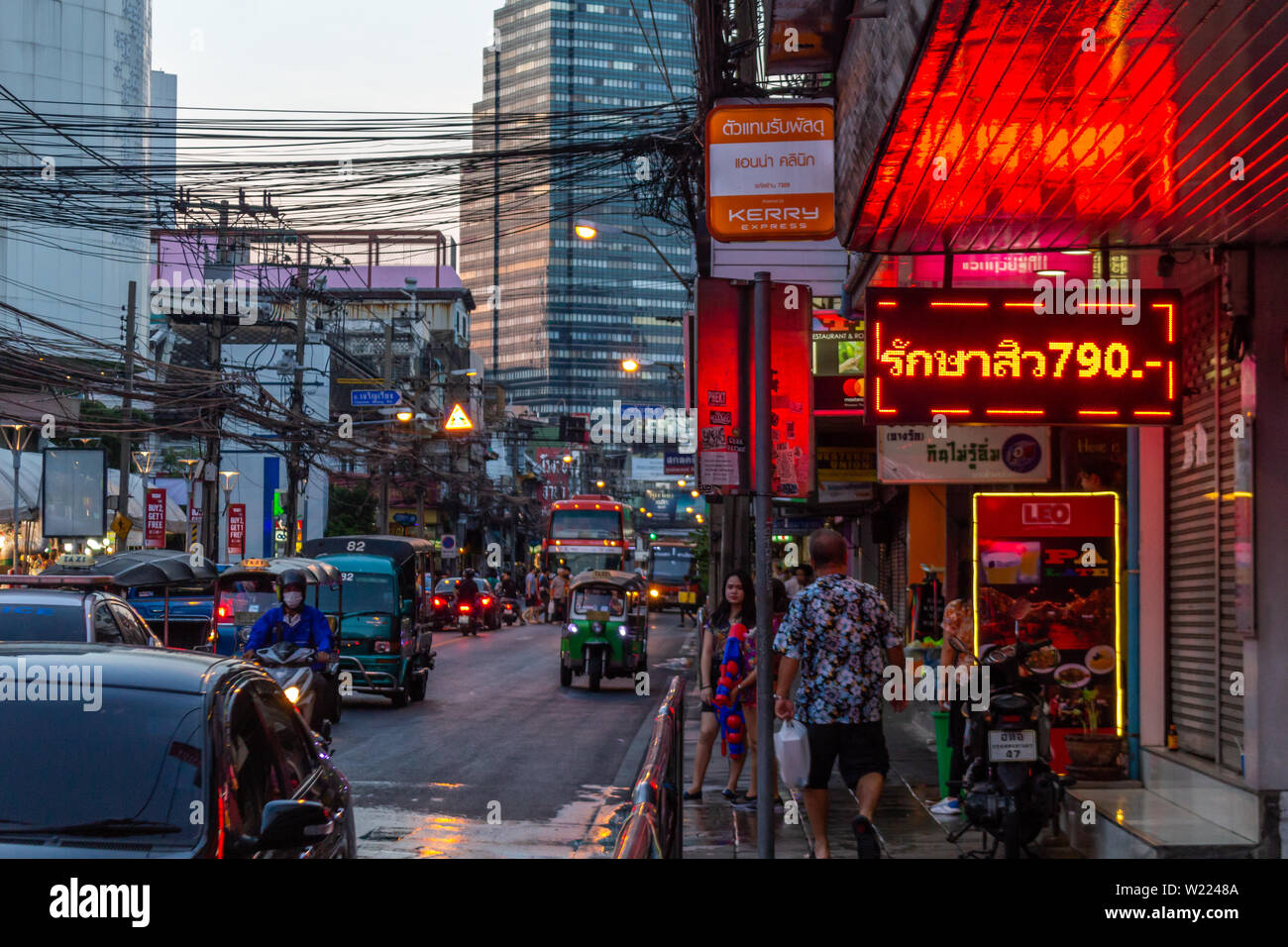 Bangkok, Thailand - 13 April, 2019: Urban Chaos auf den Straßen von Bangkok in der Dämmerung Stockfoto