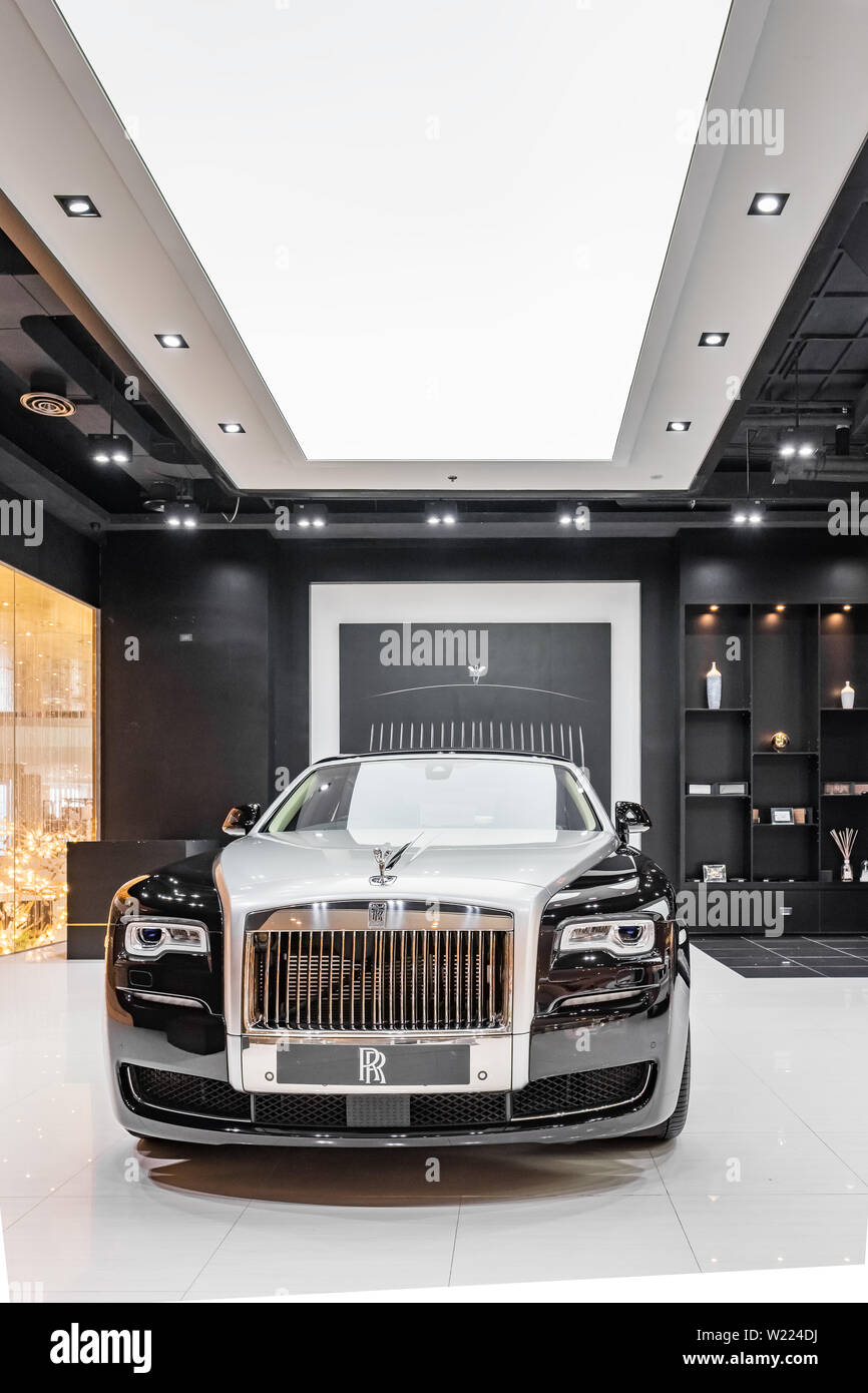 Rolls Royce Auto in einem Autohaus in Iconsiam Einkaufszentrum in Bangkok, Thailand Stockfoto
