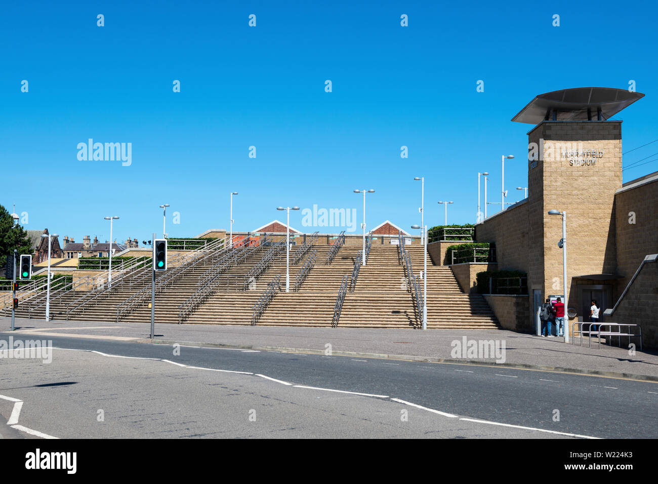 Schritt, der dem Murrayfield Stadium Straßenbahnhaltestelle in Murrayfield, Edinburgh, Schottland, Großbritannien Stockfoto