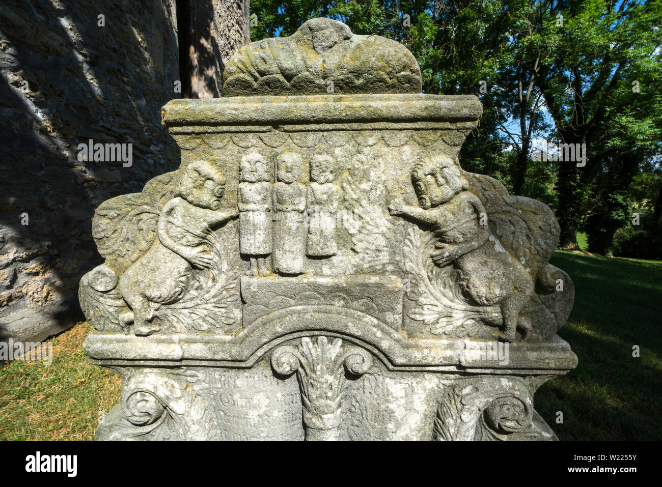 Details eines alten Grabstein, der ehemalige evangelische Pfarrkirche von Abterode, Werra-Meißner-Kreis, Hessen, Deutschland, Europa Stockfoto
