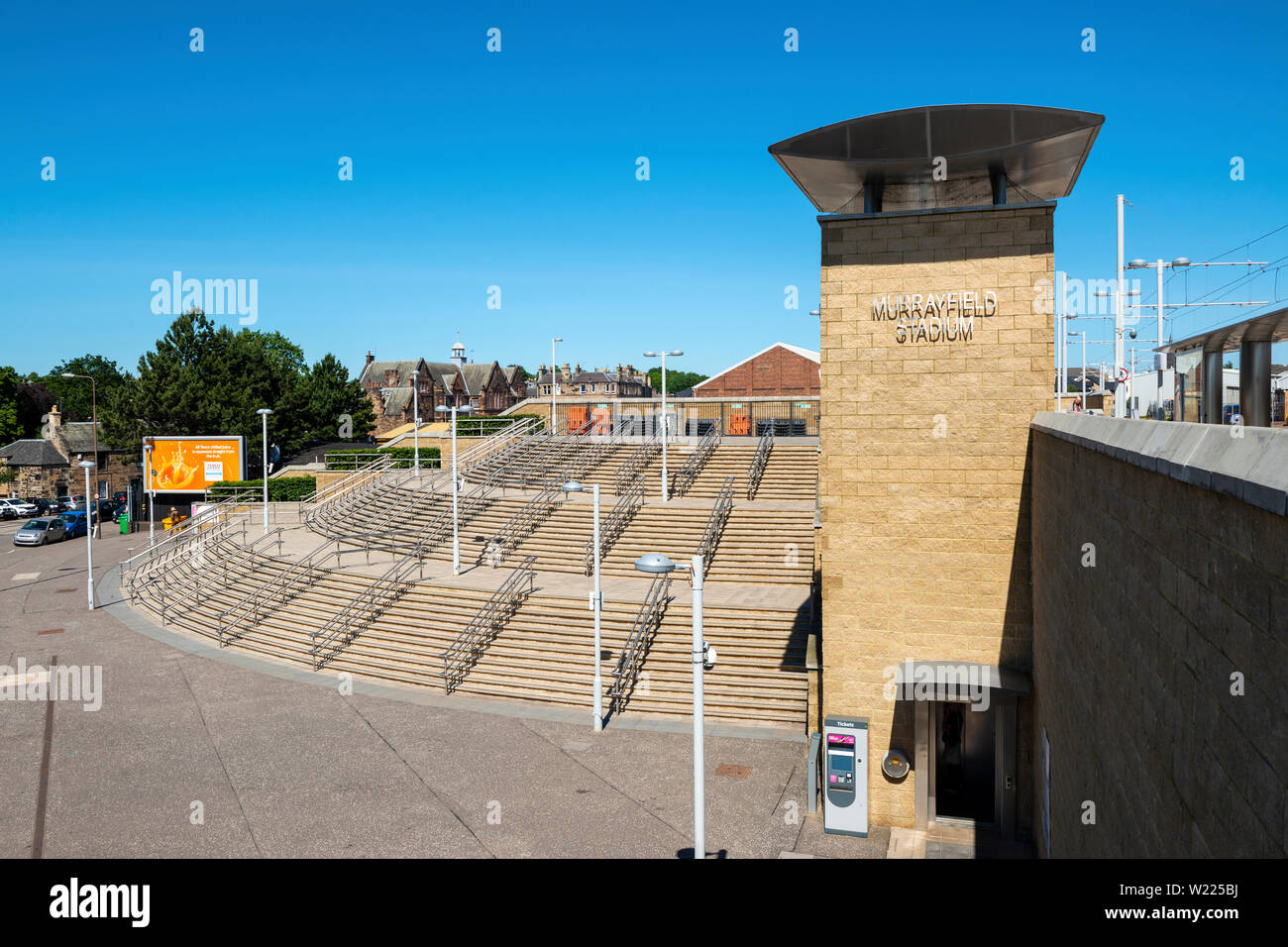 Schritt, der dem Murrayfield Stadium Straßenbahnhaltestelle in Murrayfield, Edinburgh, Schottland, Großbritannien Stockfoto