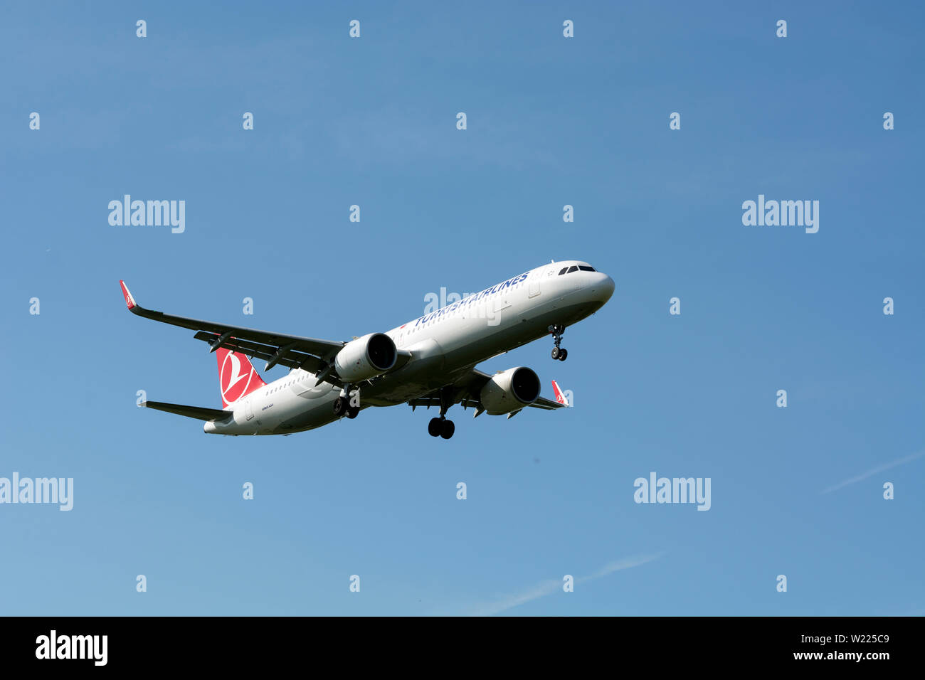 Turkish Airlines Airbus A321 der Landung am Flughafen von Birmingham, UK (TC-LSG) Stockfoto