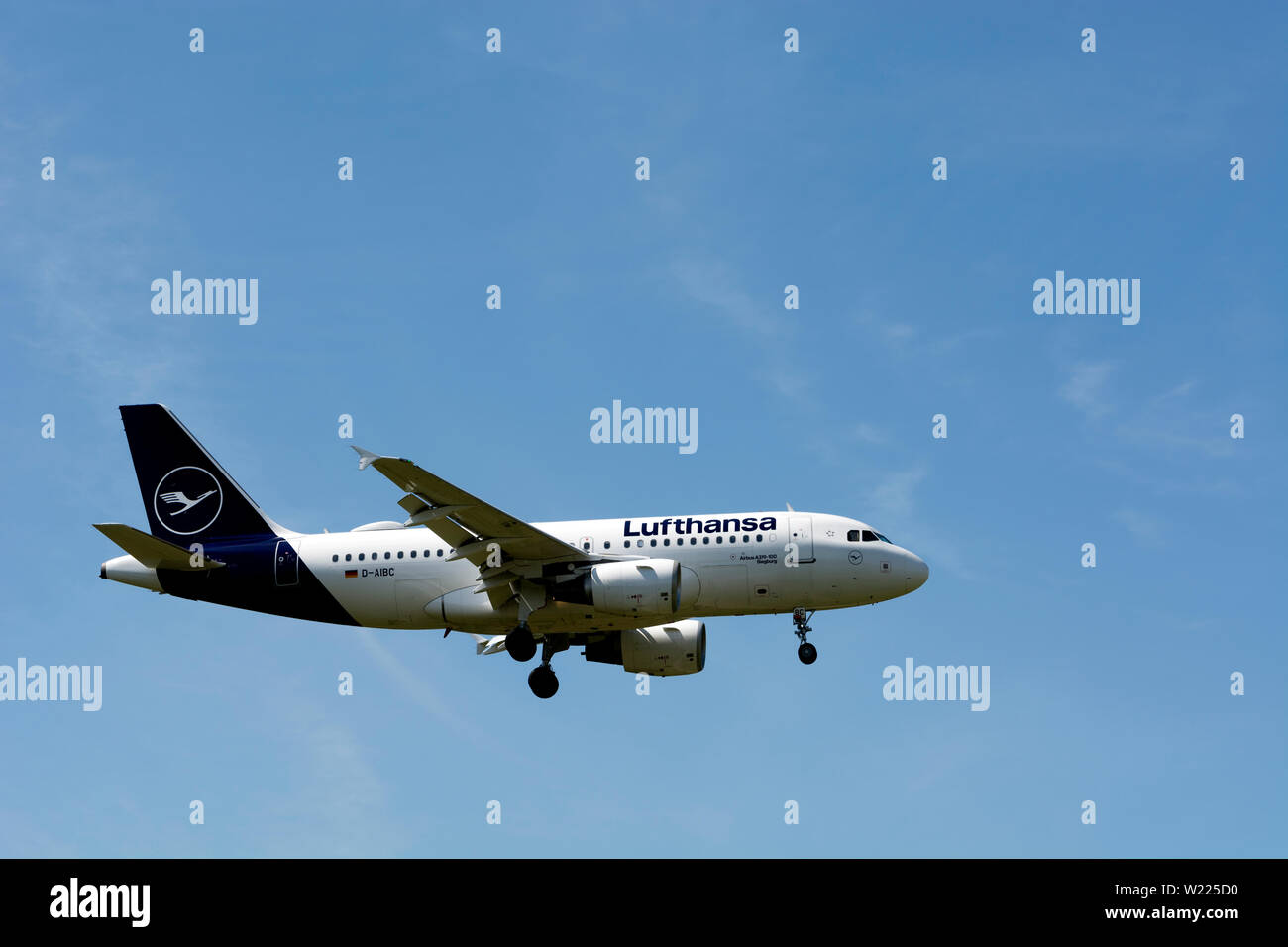 Lufthansa Airbus A319-100 der Landung am Flughafen von Birmingham, UK (D-AIBC) Stockfoto
