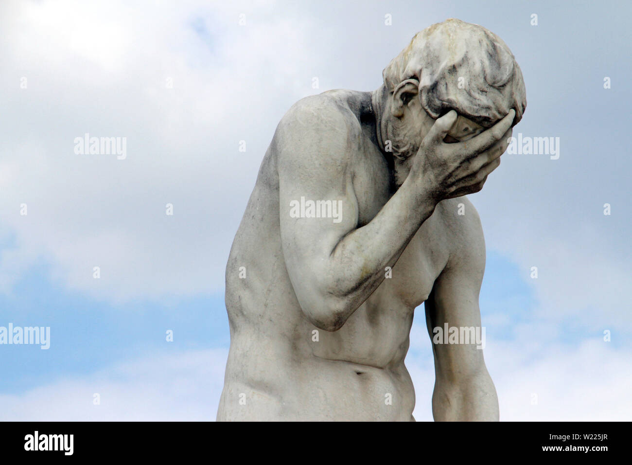 Kopf in den Händen: Facepalm Statue in Paris, Frankreich Stockfoto