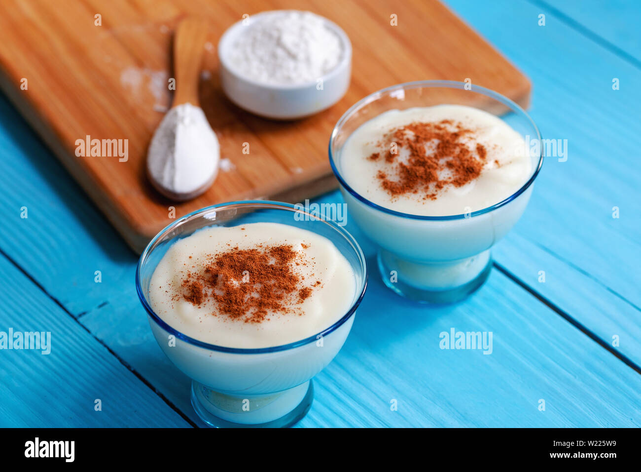 Hausgemachte türkische Vanillepudding mit Zimt, Türkische muhallebi auf hölzernen Hintergrund Stockfoto