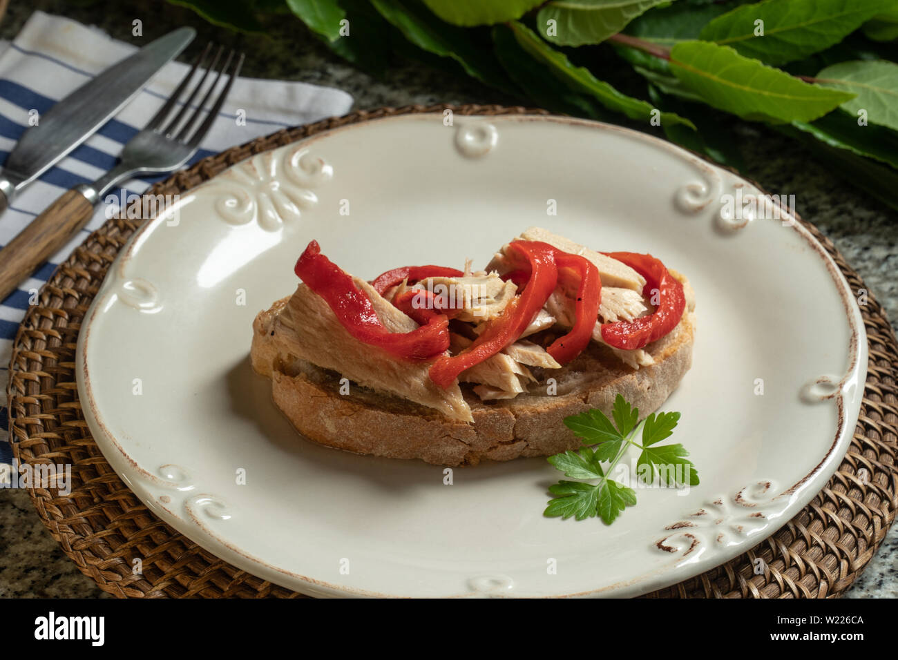 Lecker Sandwich oder Toast mit Thunfisch und rote Paprika an der Platte. Mediterrane Küche Stockfoto