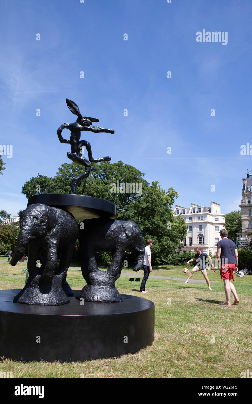 Im Regent's Park 23 Skulpturen sind auf Anzeige für Frieze Skulptur, bis zum 6. Oktober 2019, einschließlich dieser "Komposition, 2008" von Barry Flanagan, bestehend aus drei Elefanten Holding ein tanzender Hase. Stockfoto