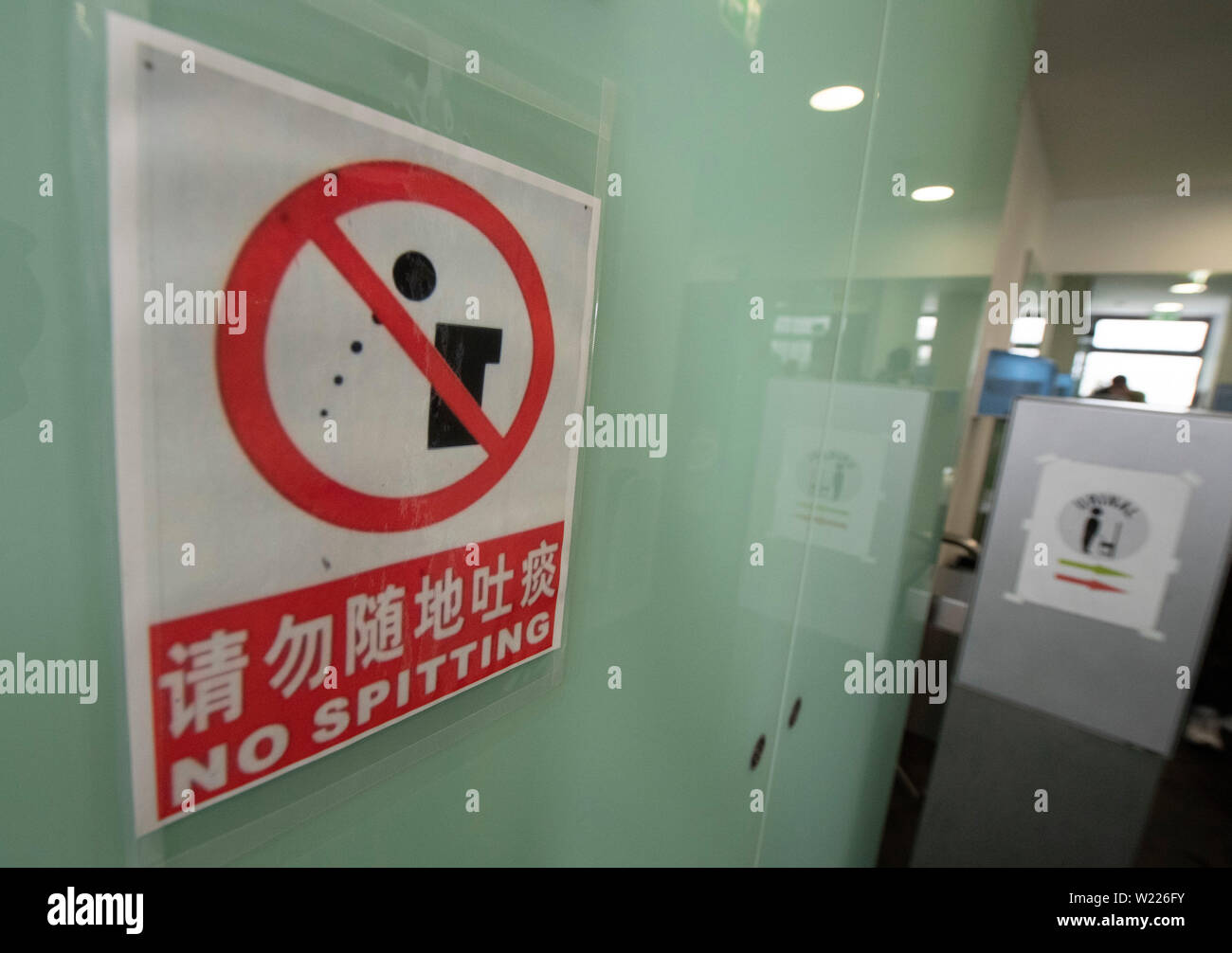 18. Juni 2019, Hessen, Frankfurt/Main: ein Piktogramm mit der Inschrift "kein spittimg' ('Do nicht spucken") in die öffentliche Toilette am Paulsplatz ist ausdrücklich an die chinesischen Besucher gerichtet. Die Stadt hat auch mit einer großen Anzahl von "wilden Pinger" in der Altstadt, die sich Erleichterung sind draußen zu kämpfen. Foto: Boris Roessler/dpa Stockfoto