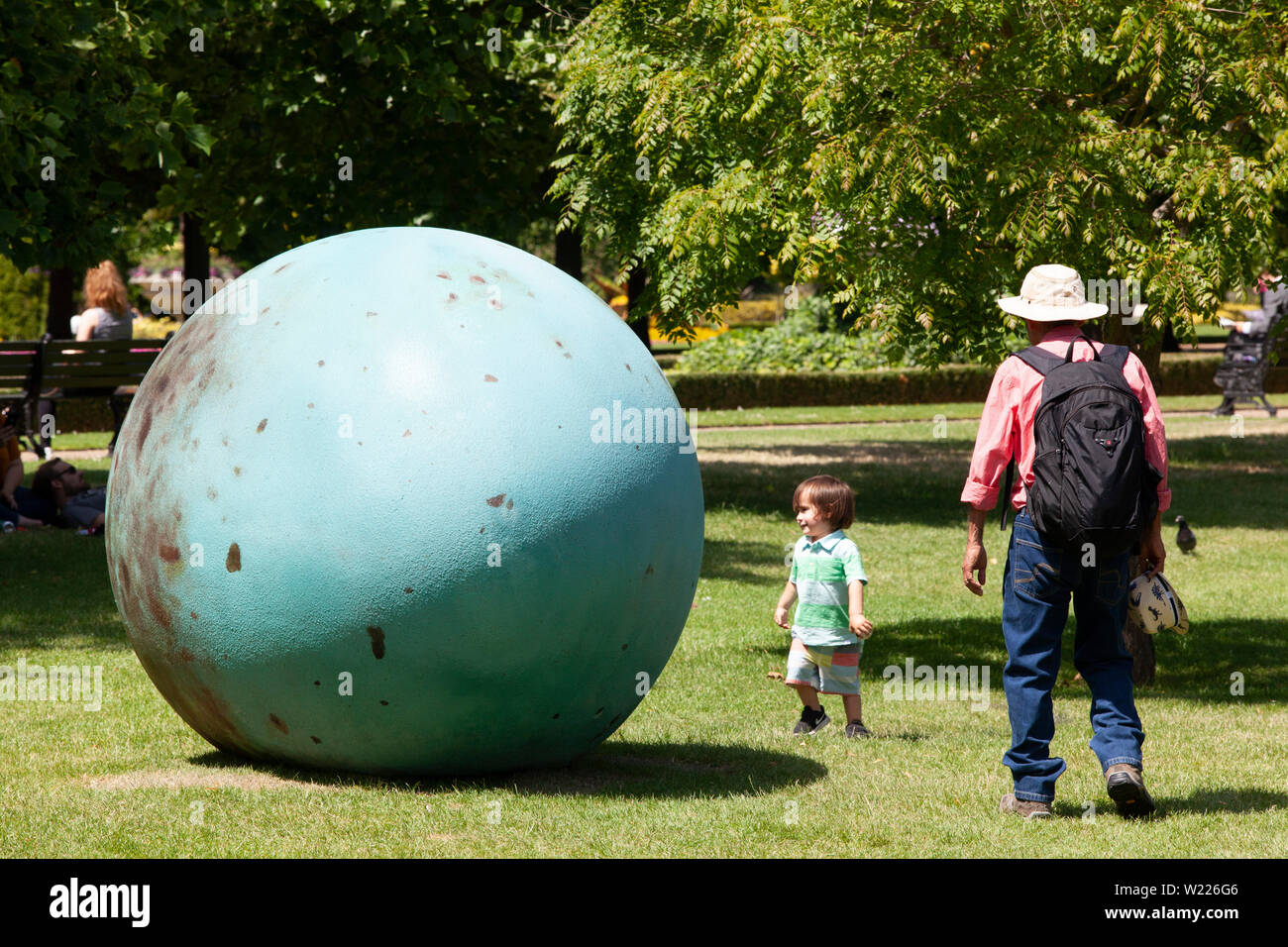 Im Regent's Park 23 Skulpturen sind auf Anzeige für Frieze Skulptur, bis zum 6. Oktober 2019, einschließlich dieser Riese Ei von Joanna Rajkowska, emittiert Geräusche wenn Sie aufmerksam zuhören. Stockfoto