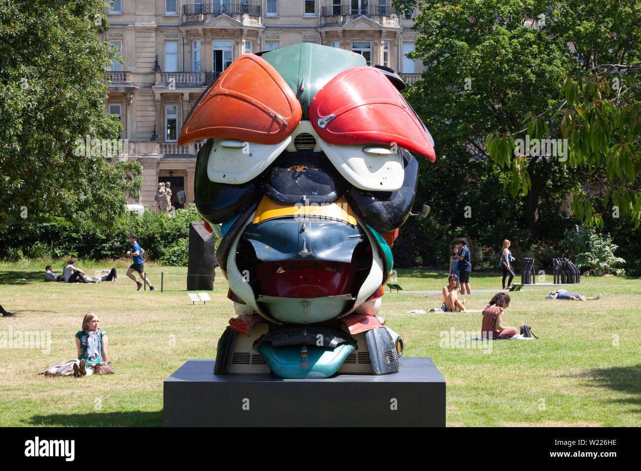 Im Regent's Park 23 Skulpturen sind auf Anzeige für Frieze Skulptur, bis zum 6. Oktober 2019. "Autonomen Morris, 2018" von Zak Ove ist ein Gesicht asembled von Panels der legendären Auto. Stockfoto