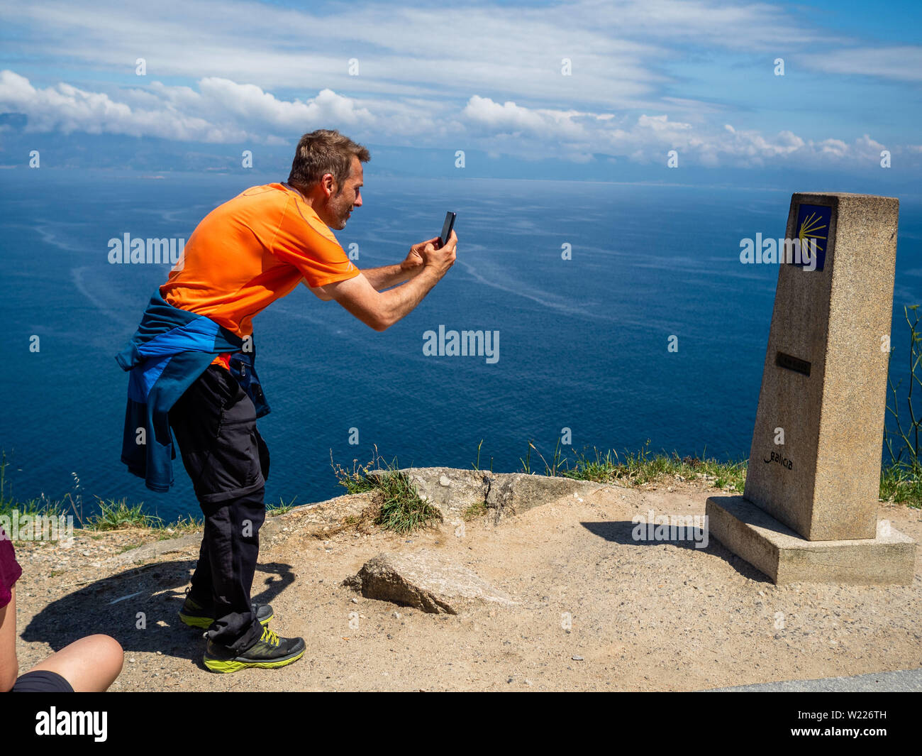 Juni 27, 2019 - Finisterra, A CoruÃ±a, Spanien - ein pilger gesehen ist ein  Foto von der km0-Marker. Kap Finisterre ist das Ziel für die Pilger, die  nach dem Besuch der St.