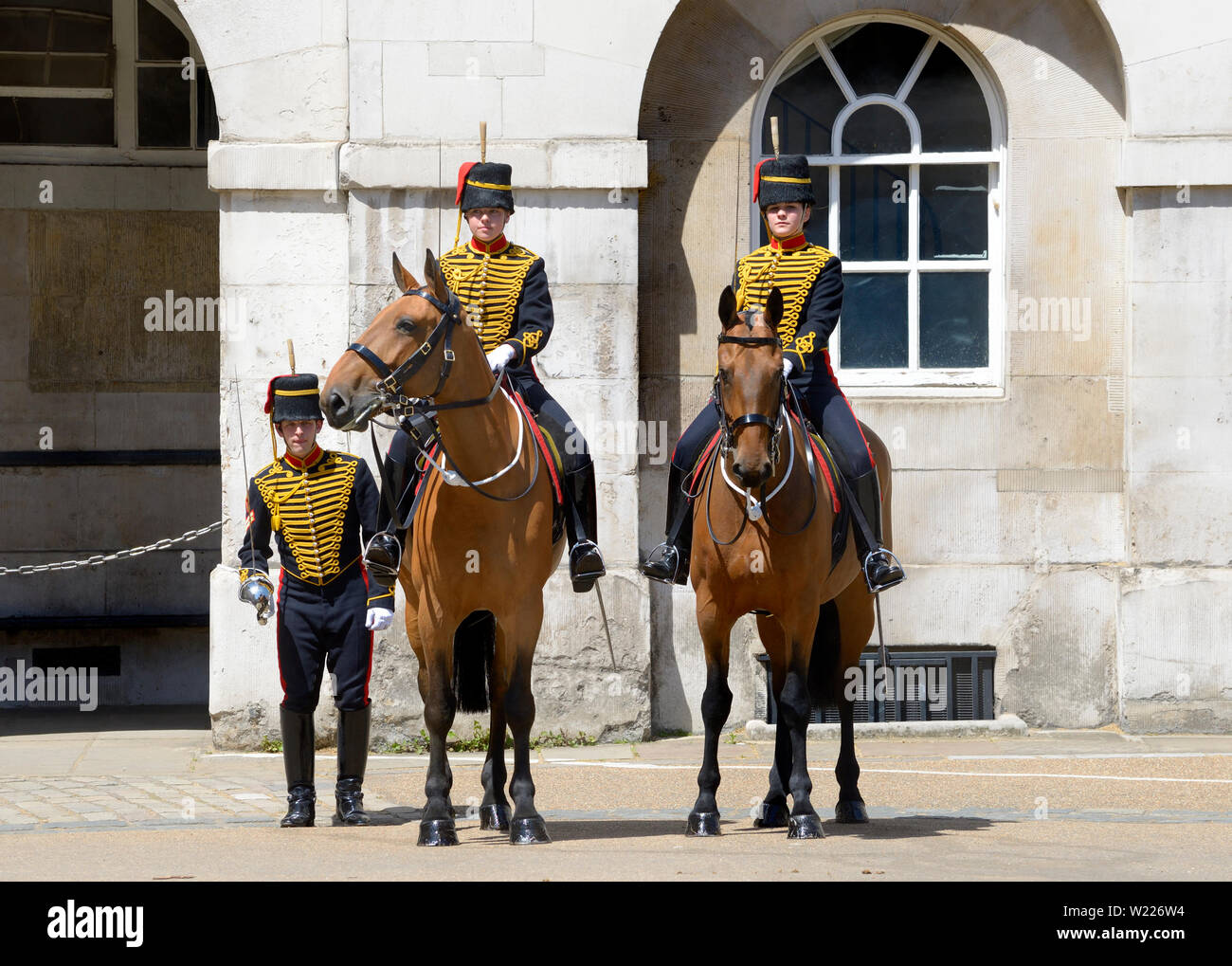London, England, UK. Mitglieder der King's Troop, Royal Horse artillery, die an der täglichen Wachablösung an der Horse Guards Parade in Whit Stockfoto