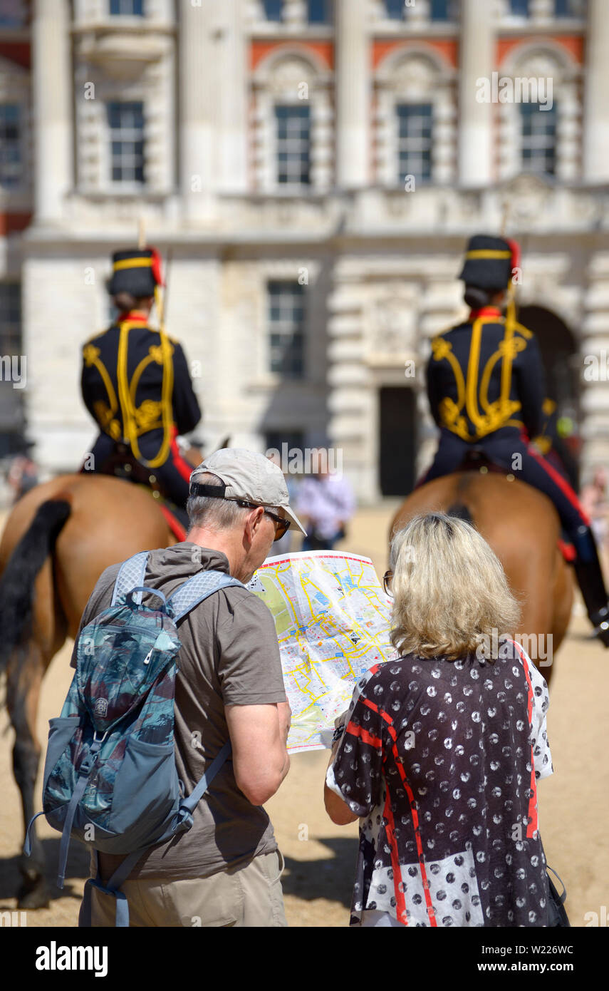 London, England, UK. Touristen Blick auf eine Karte von London während der wachablösung auf Horse Guards Parade in Whitehall. Stockfoto