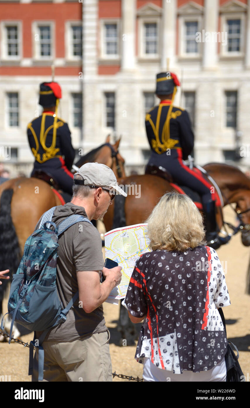 London, England, UK. Touristen Blick auf eine Karte von London während der wachablösung auf Horse Guards Parade in Whitehall. Stockfoto