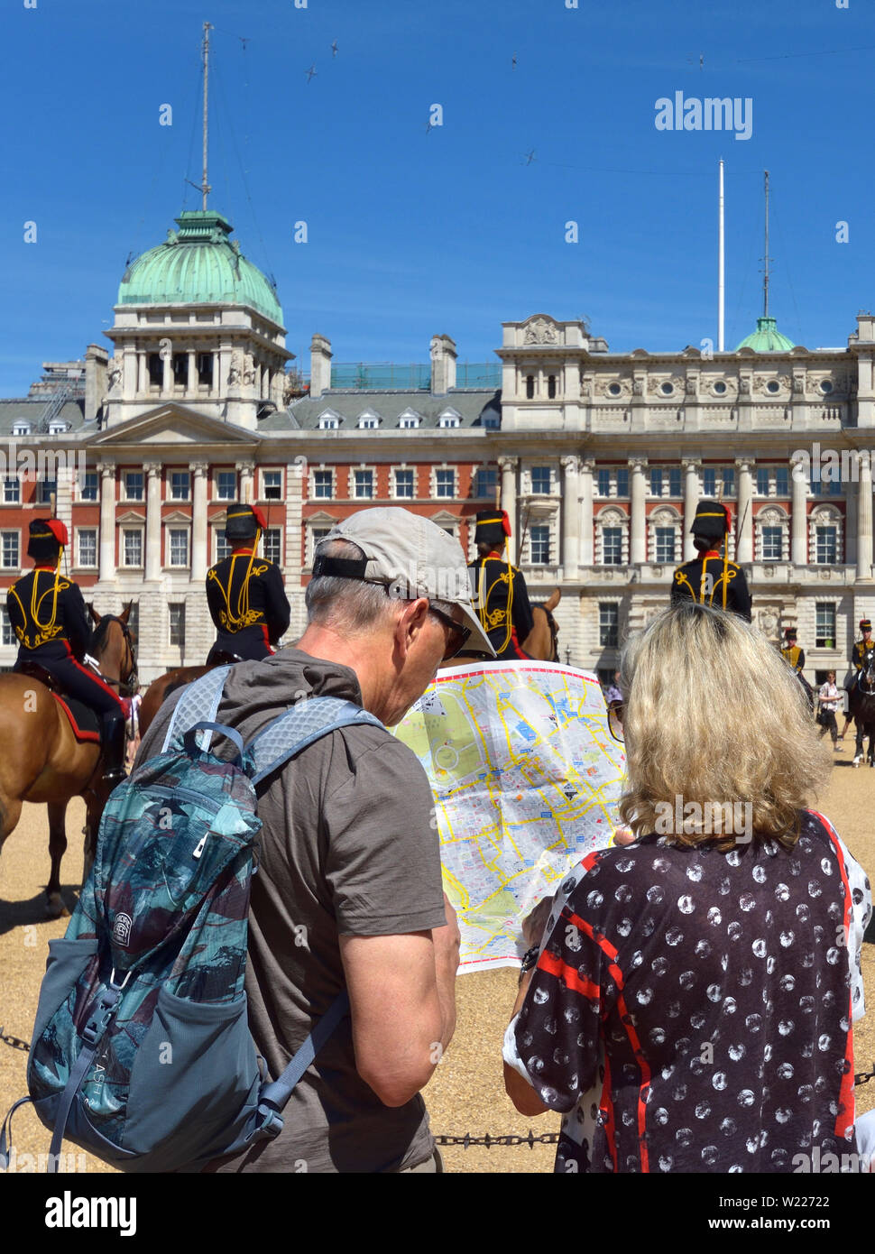 London, England, UK. Touristen Blick auf eine Karte von London während der wachablösung auf Horse Guards Parade Stockfoto