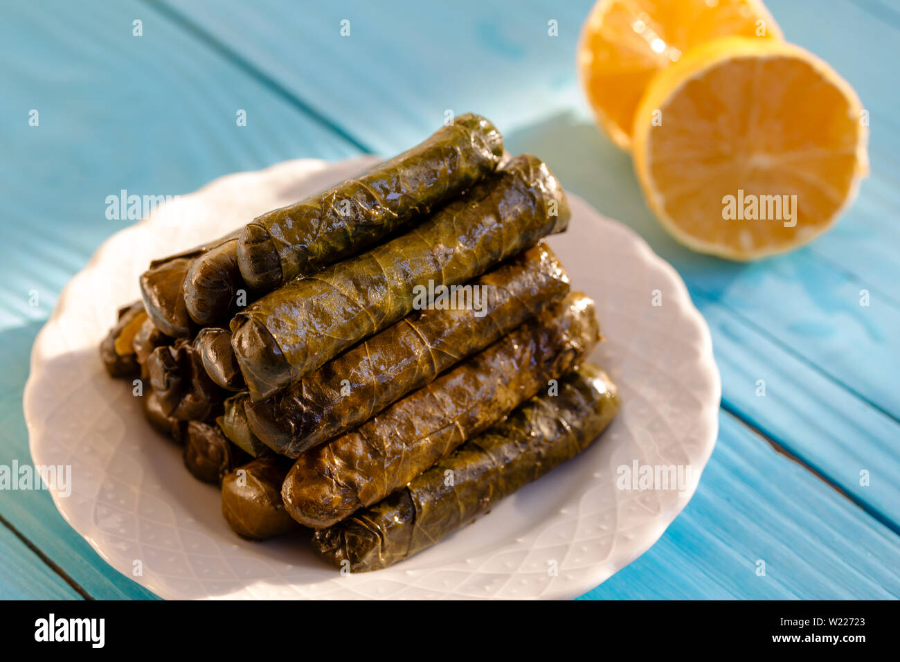 Sarma, gefüllte Weinblätter in einer Platte, die traditionelle ...