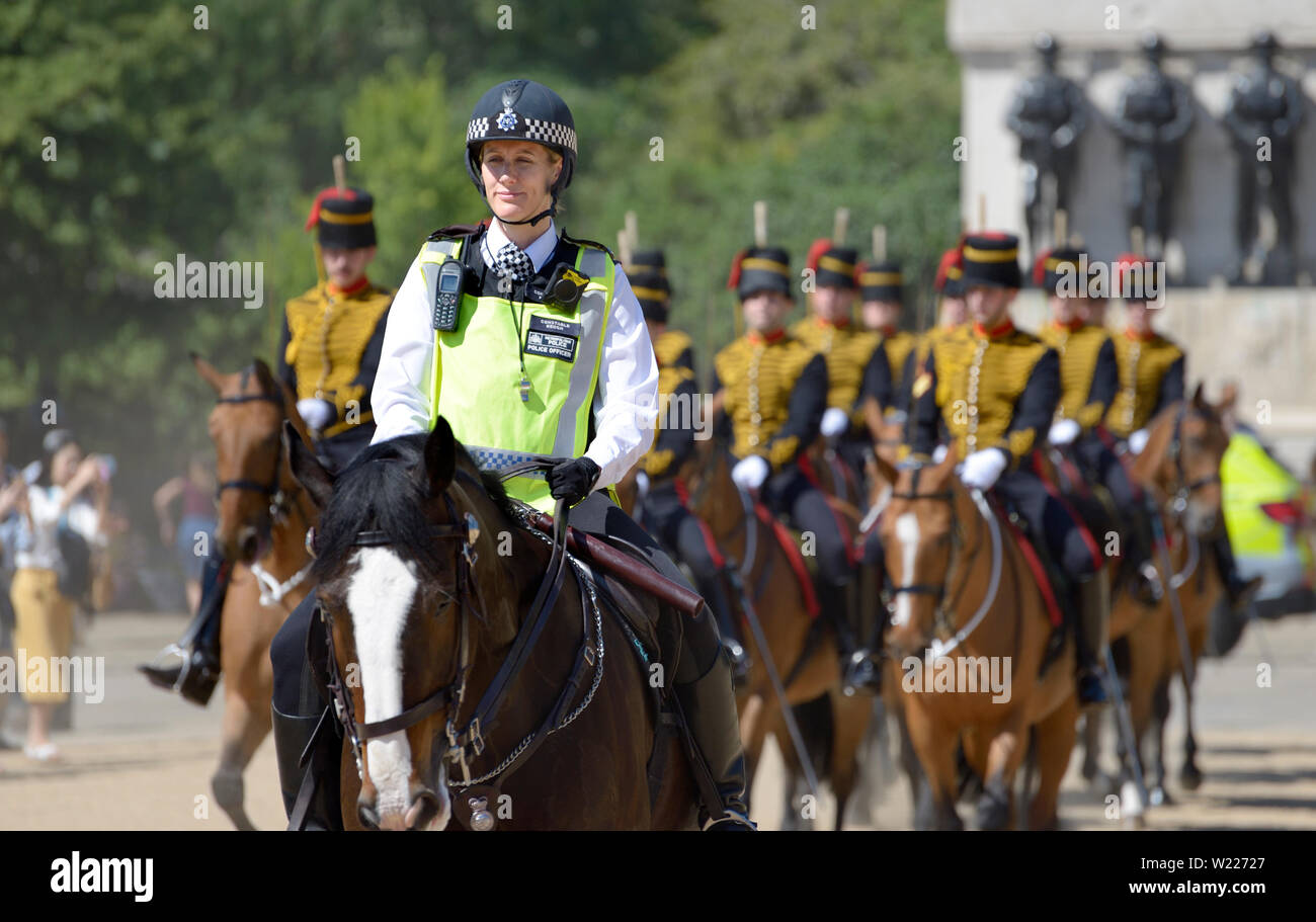 London, England, UK. Mounted Police Officer führender Mitglieder des Königs Truppe auf Horse Guards Parade für die Wachablösung Stockfoto