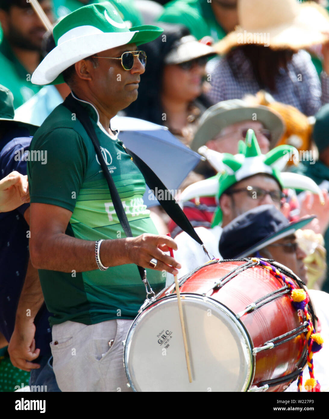 London, Großbritannien. 05. Juli, 2019. LONDON, England. Juli 05: Pakistan Fans während der ICC Cricket World Cup zwischen Pakinstan und Bangladesch am Boden des Herrn am 05. Juli 2019 in London, England. Credit: Aktion Foto Sport/Alamy leben Nachrichten Stockfoto