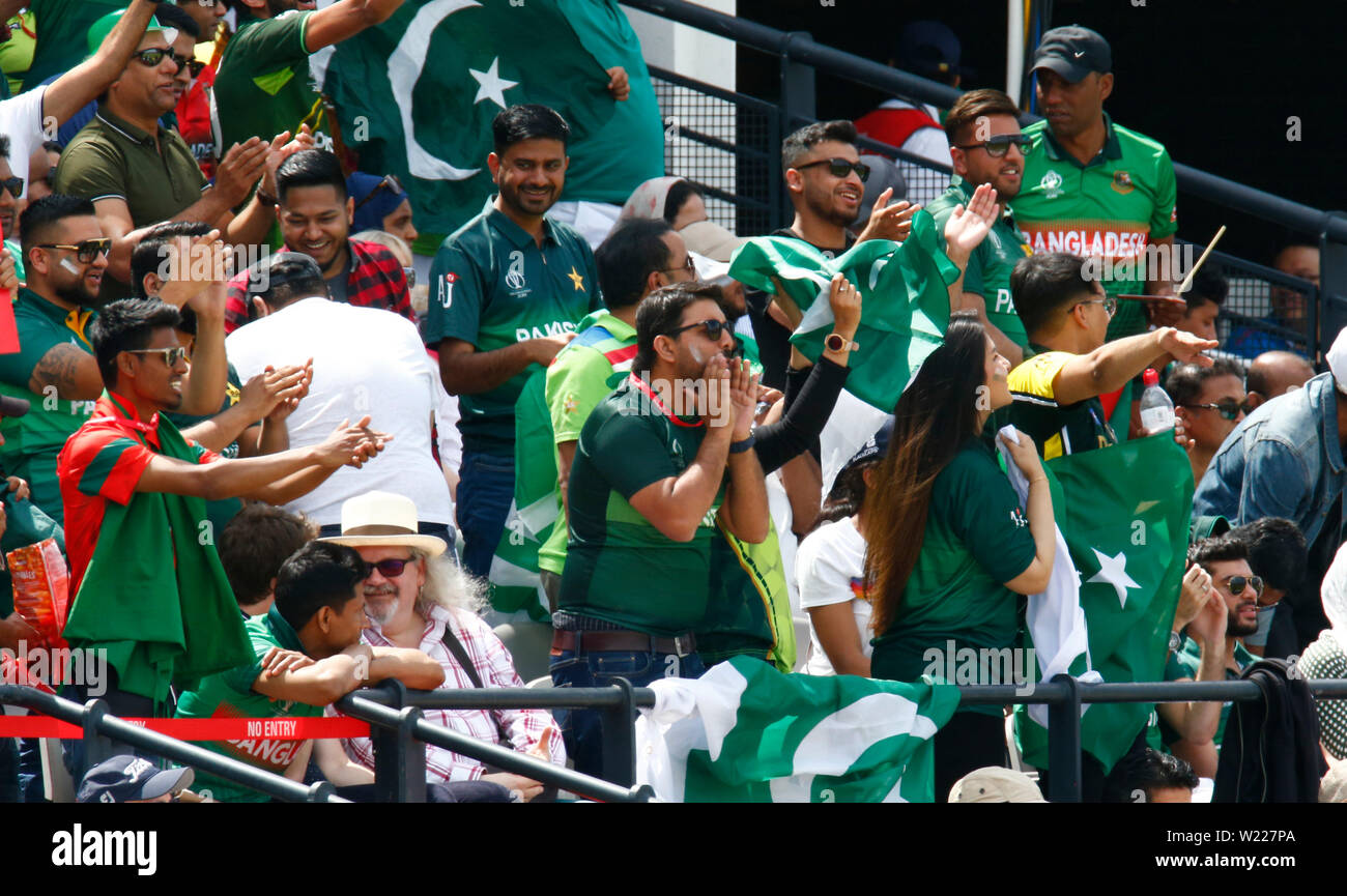 London, Großbritannien. 05. Juli, 2019. LONDON, England. Juli 05: Pakistan Fans während der ICC Cricket World Cup zwischen Pakinstan und Bangladesch am Boden des Herrn am 05. Juli 2019 in London, England. Credit: Aktion Foto Sport/Alamy leben Nachrichten Stockfoto