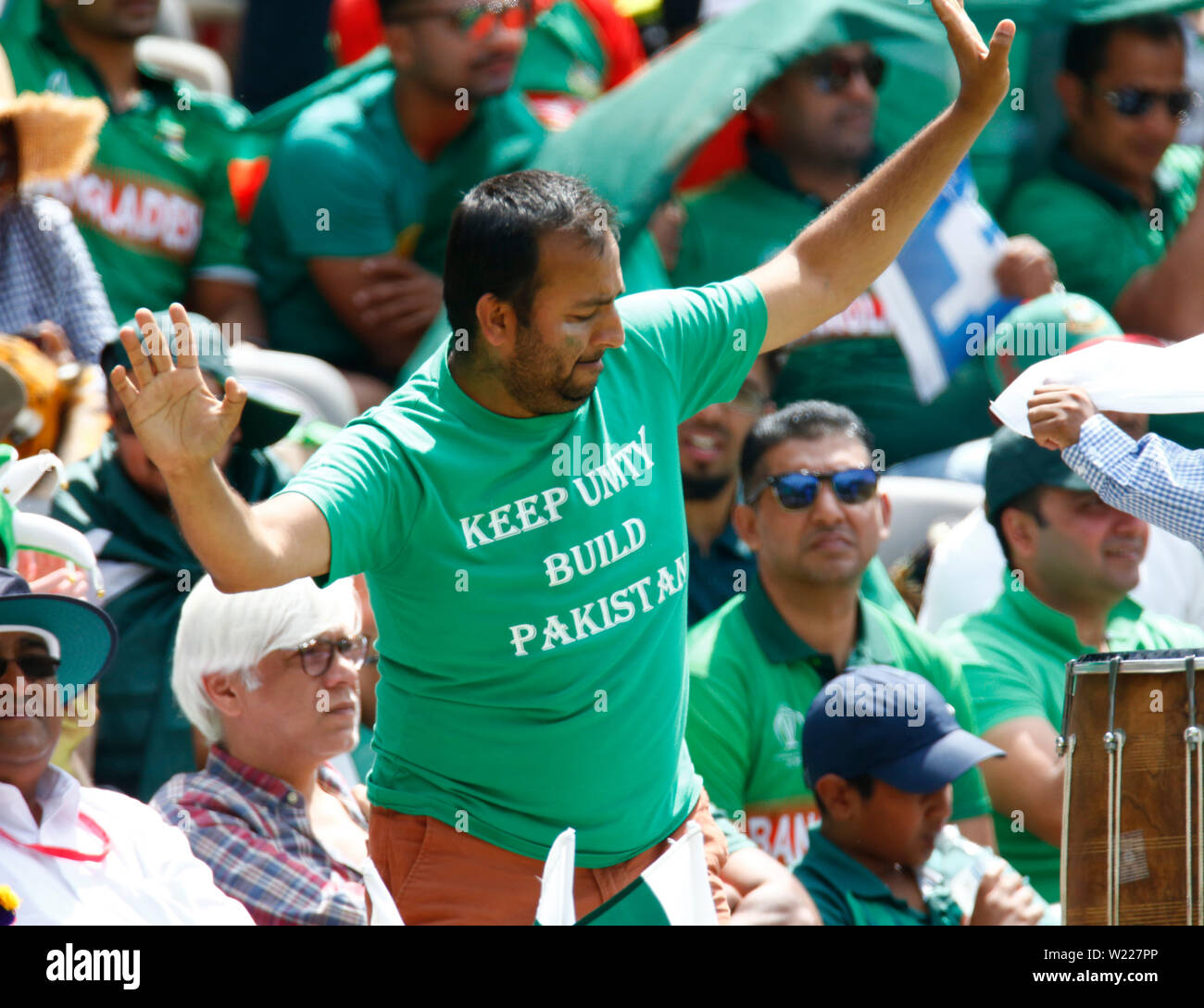 London, Großbritannien. 05. Juli, 2019. LONDON, England. Juli 05: Pakistan Fans während der ICC Cricket World Cup zwischen Pakinstan und Bangladesch am Boden des Herrn am 05. Juli 2019 in London, England. Credit: Aktion Foto Sport/Alamy leben Nachrichten Stockfoto
