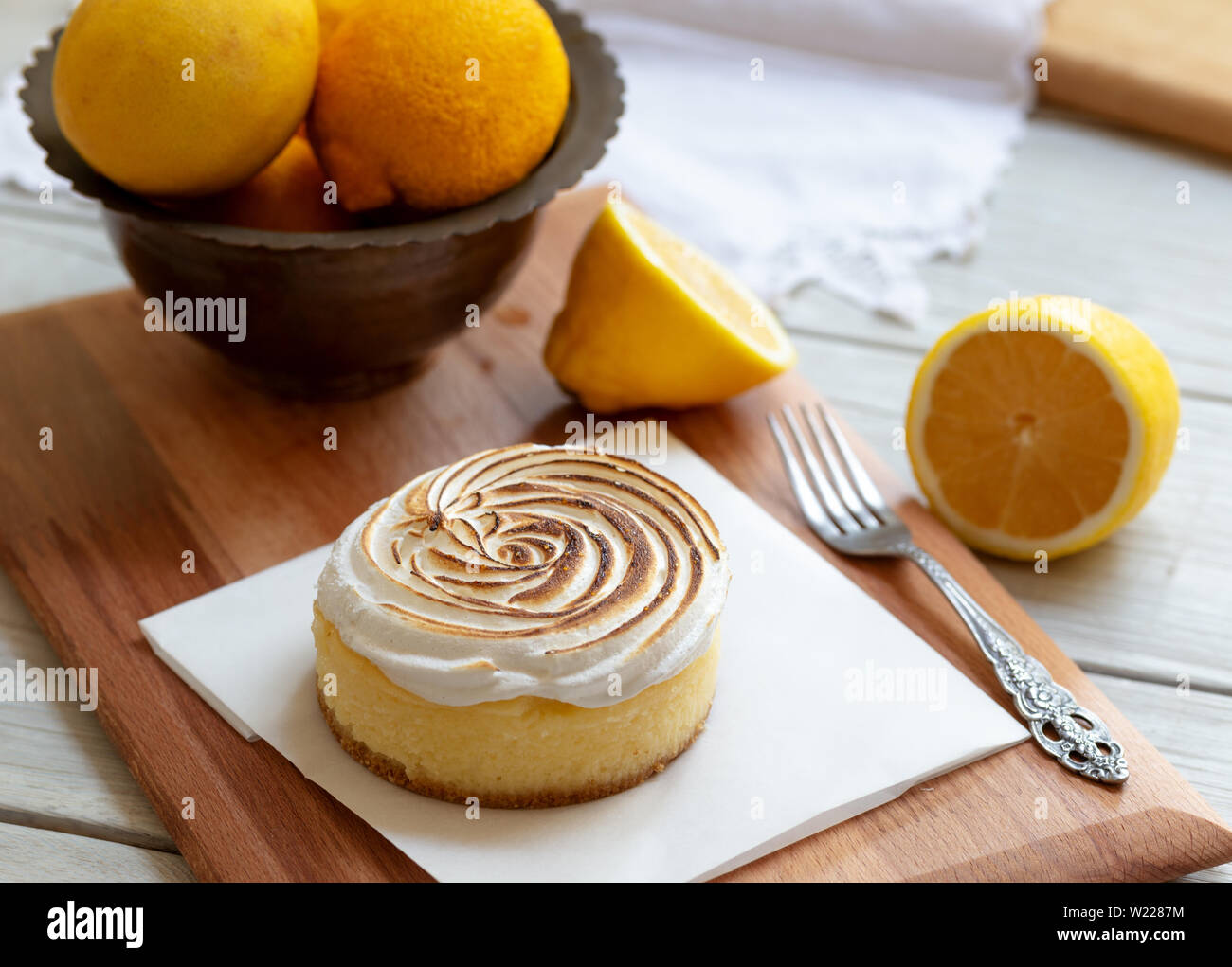 Lemon Pie oder Torte auf hölzernen Hintergrund Stockfoto