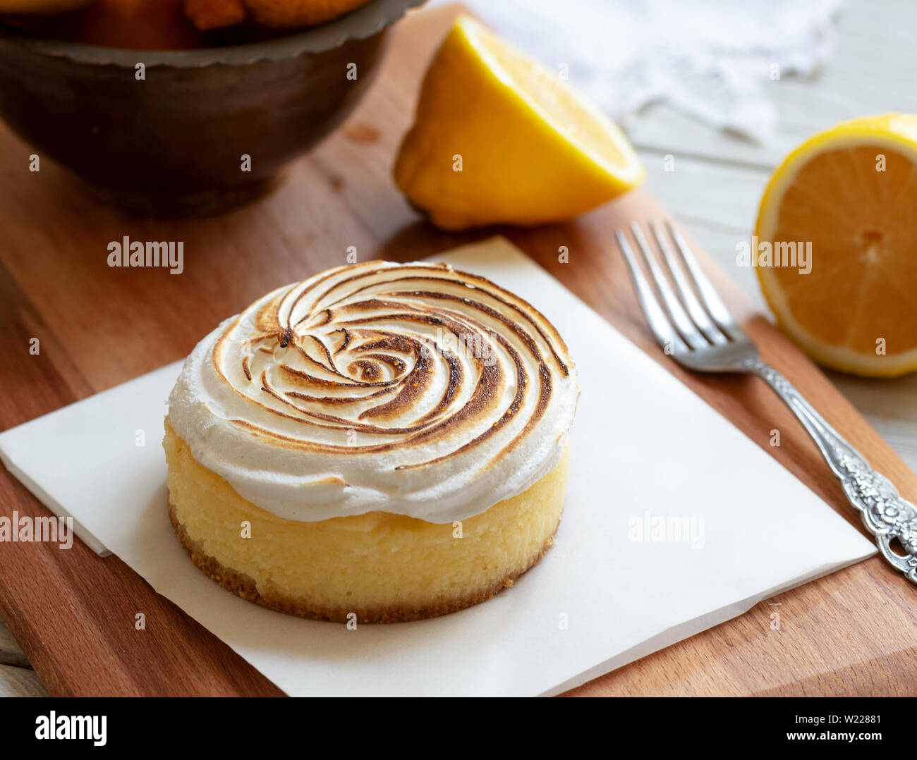 Lemon Pie oder Torte auf hölzernen Hintergrund Stockfoto