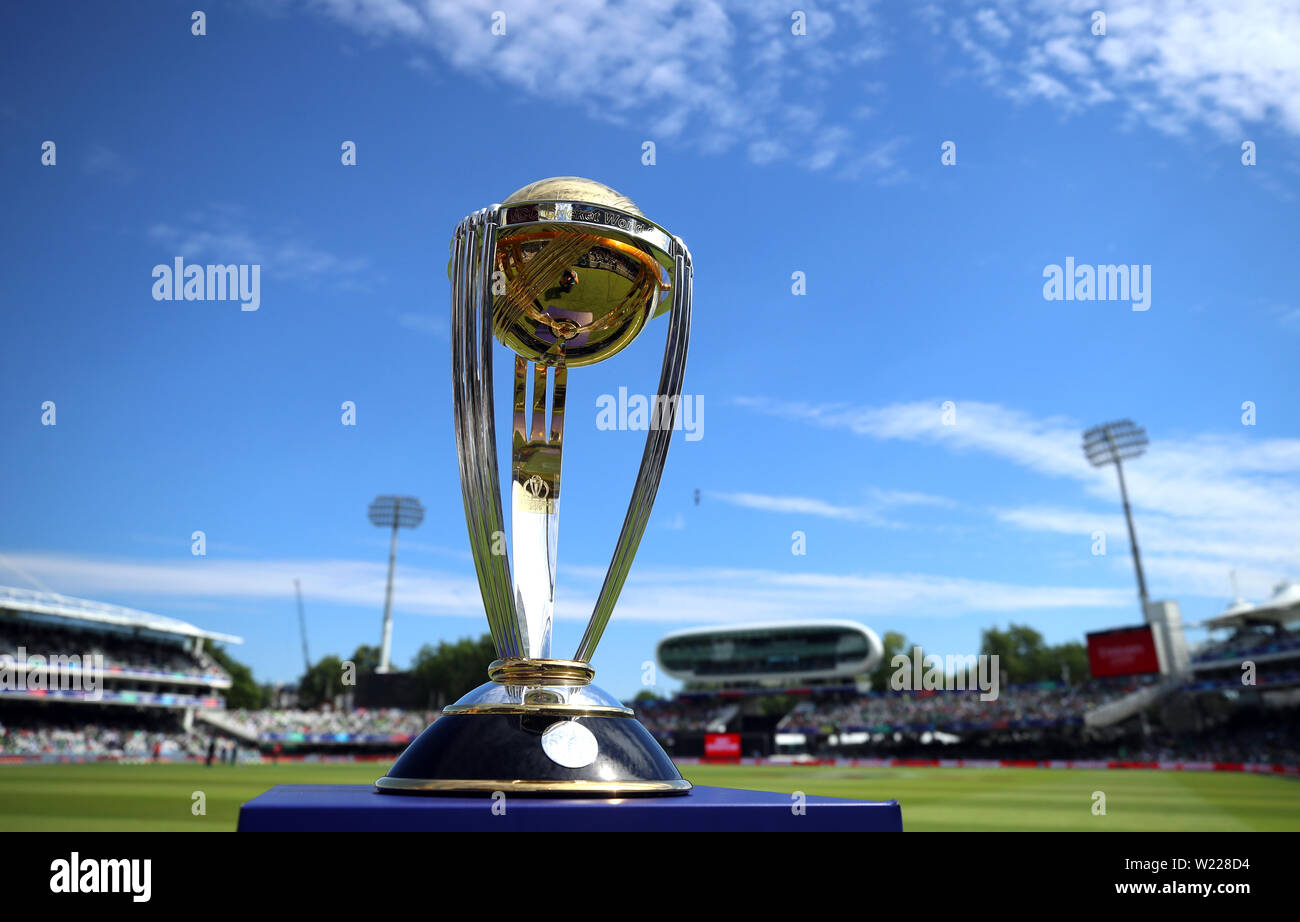 Allgemeine Ansicht des ICC Cricket World Cup Trophäe auf Anzeige an Herrn, London. Stockfoto