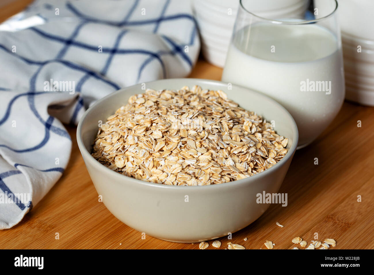 Schüssel Haferflocken und Glas Milch Stockfoto