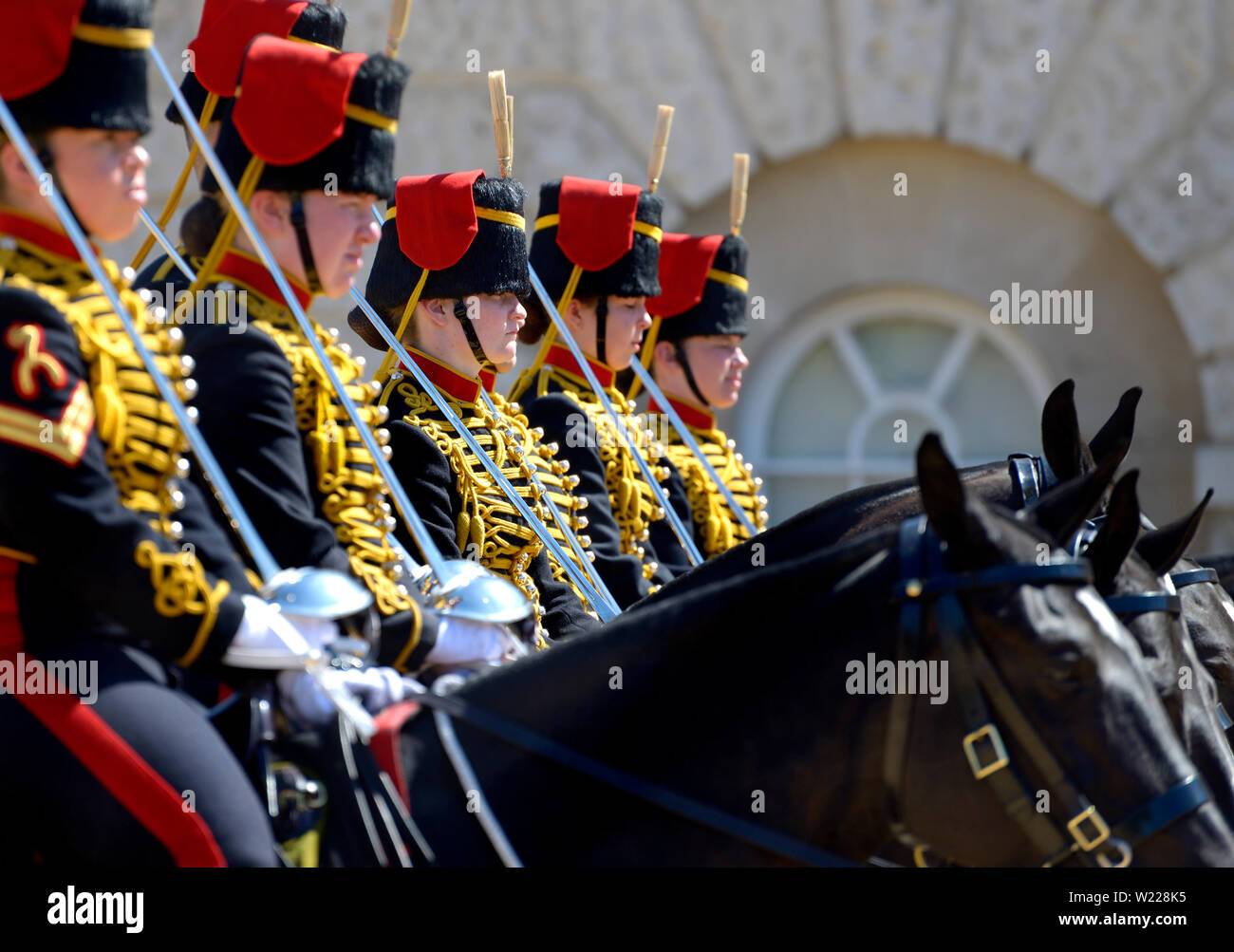 London, England, UK. Mitglieder der King's Troop, Royal Horse artillery, die an der täglichen Wachablösung an der Horse Guards Parade in Whit Stockfoto