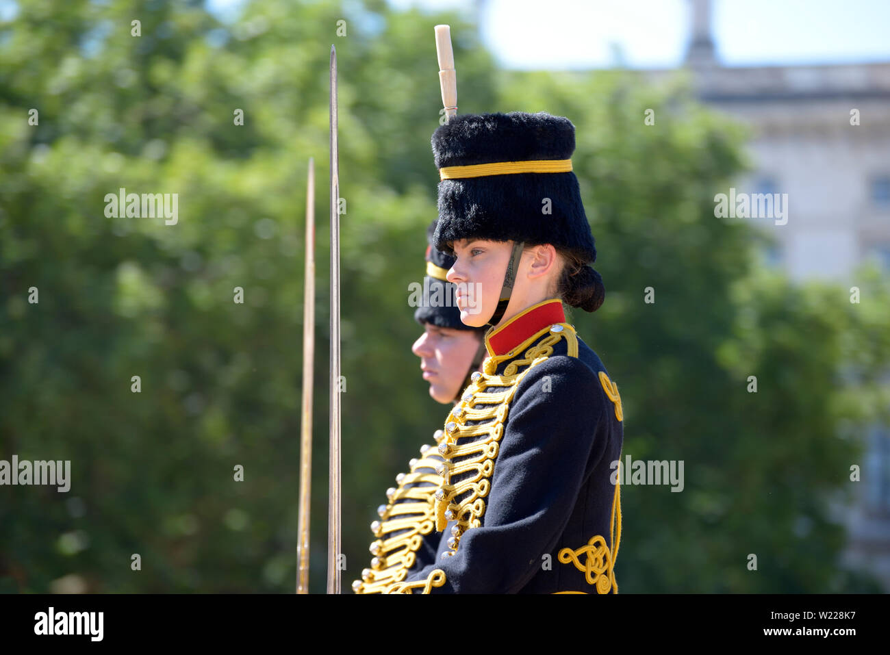 London, England, UK. Mitglieder der King's Troop, Royal Horse artillery, die an der täglichen Wachablösung an der Horse Guards Parade in Whit Stockfoto