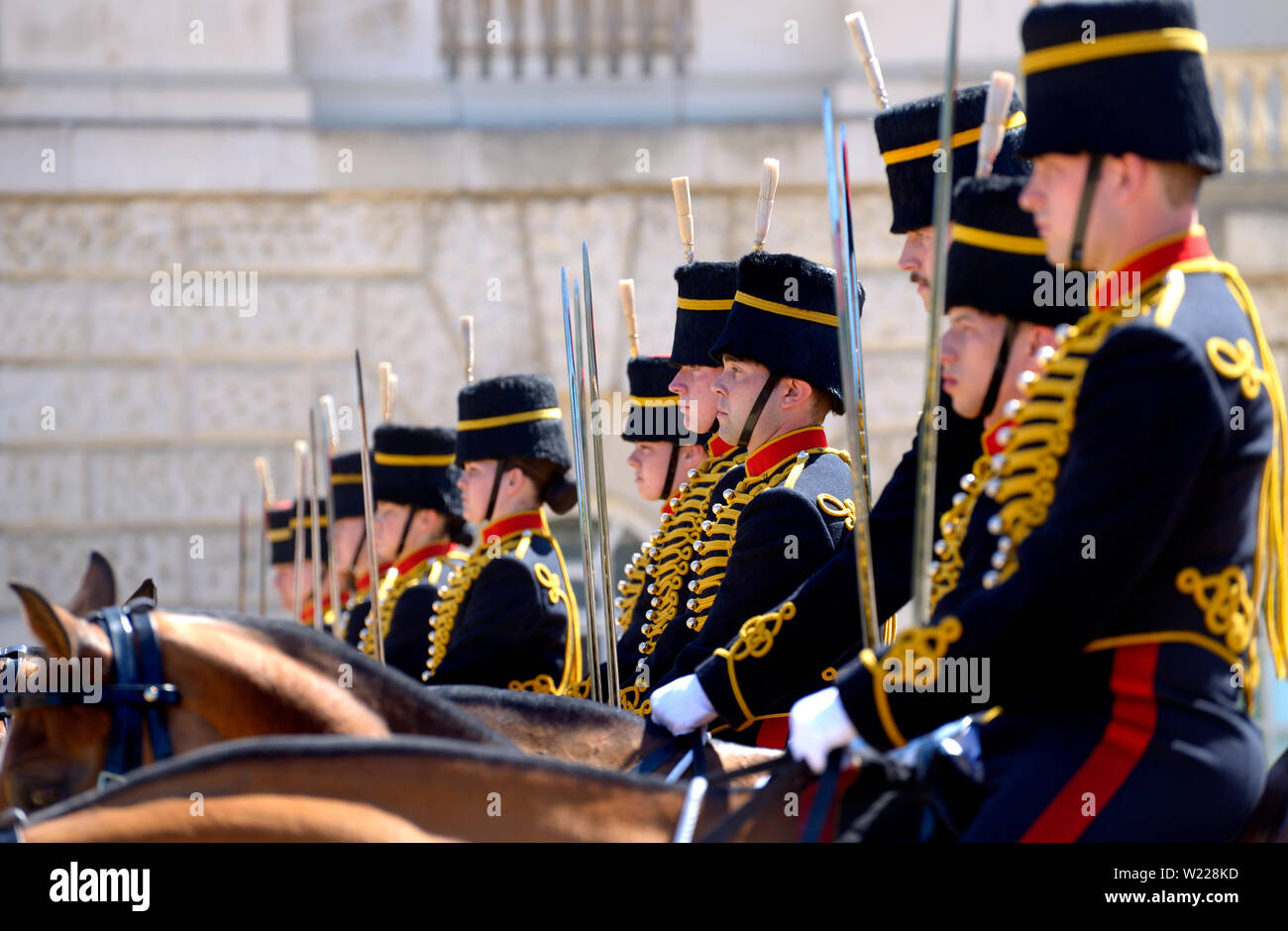 London, England, UK. Mitglieder der King's Troop, Royal Horse artillery, die an der täglichen Wachablösung an der Horse Guards Parade in Whit Stockfoto