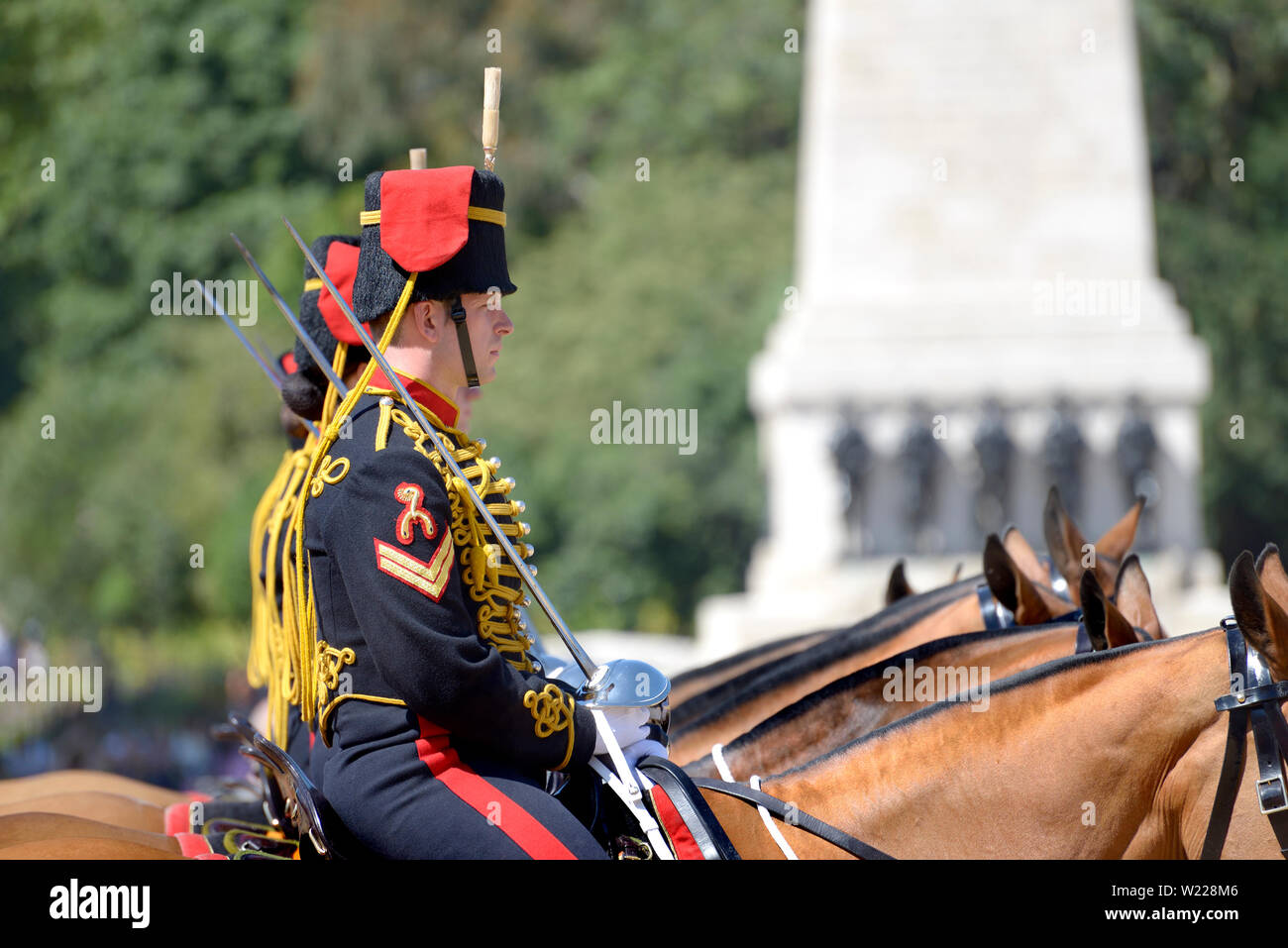London, England, UK. Mitglieder der King's Troop, Royal Horse artillery, die an der täglichen Wachablösung an der Horse Guards Parade in Whit Stockfoto