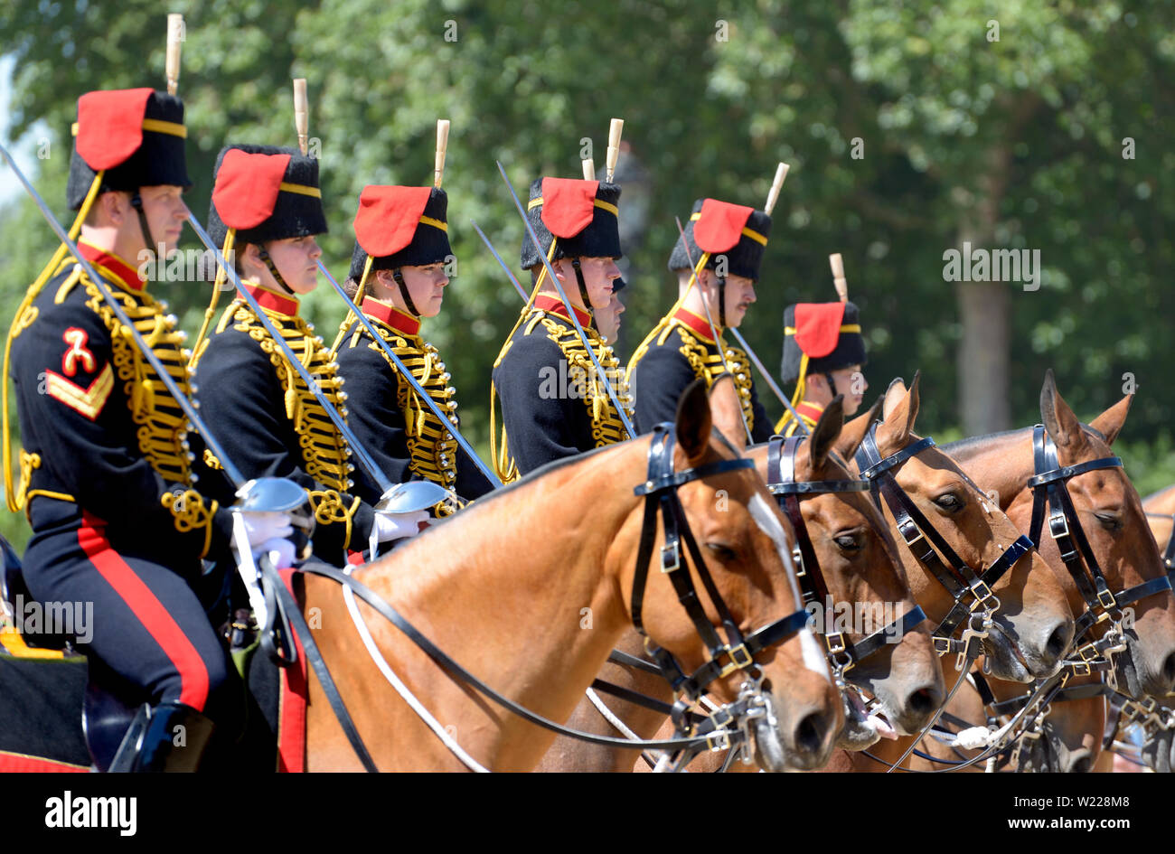 London, England, UK. Mitglieder der King's Troop, Royal Horse artillery, die an der täglichen Wachablösung an der Horse Guards Parade in Whit Stockfoto