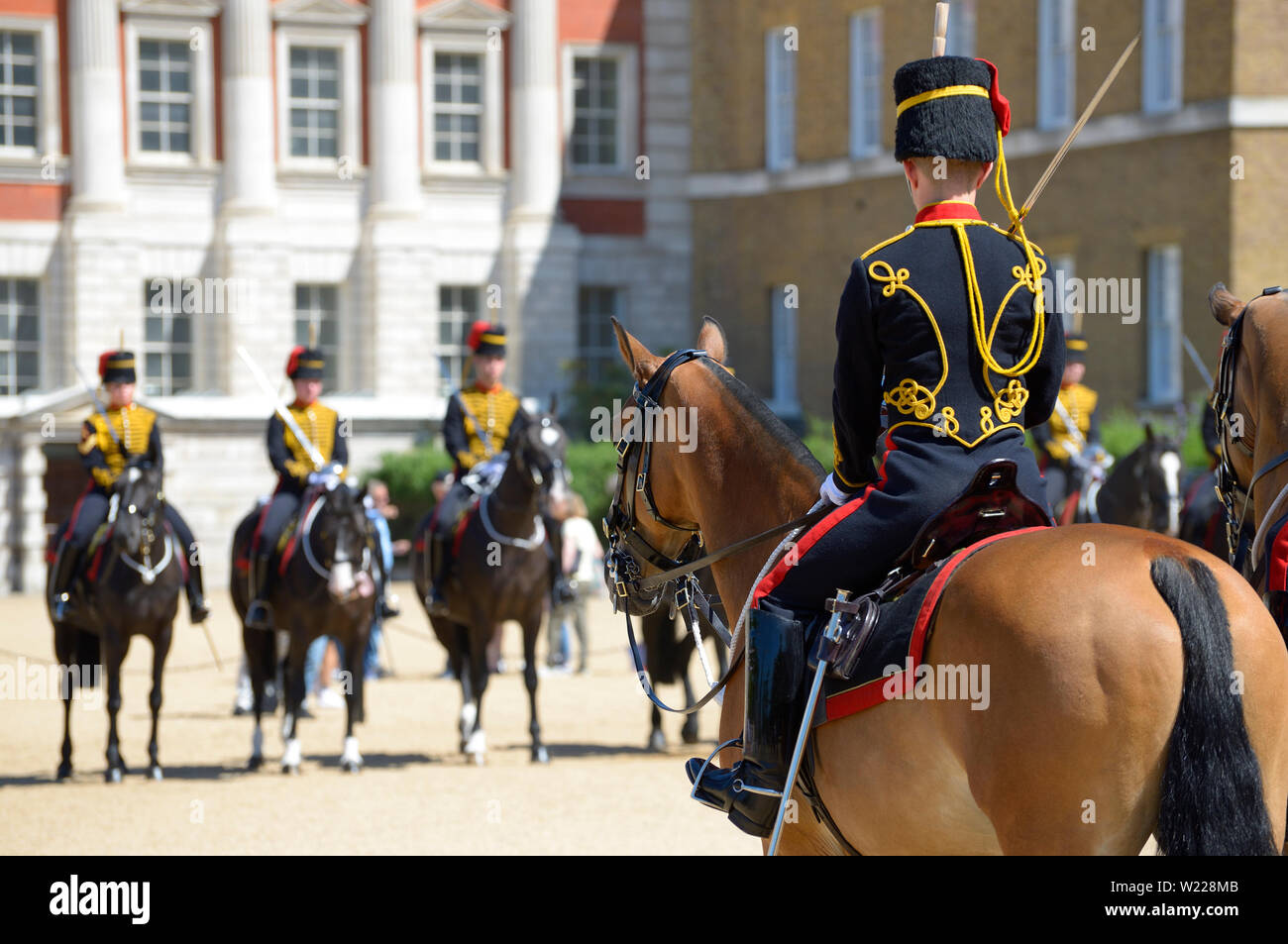 London, England, UK. Mitglieder der King's Troop, Royal Horse artillery, die an der täglichen Wachablösung an der Horse Guards Parade in Whit Stockfoto