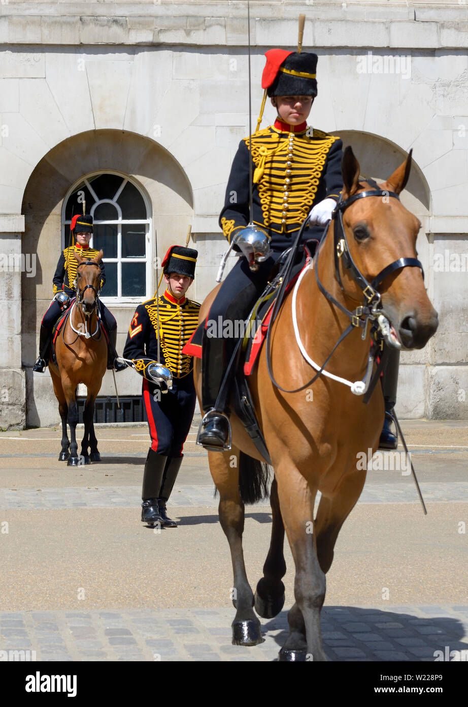 London, England, UK. Mitglieder der King's Troop, Royal Horse artillery, die an der täglichen Wachablösung an der Horse Guards Parade in Whit Stockfoto