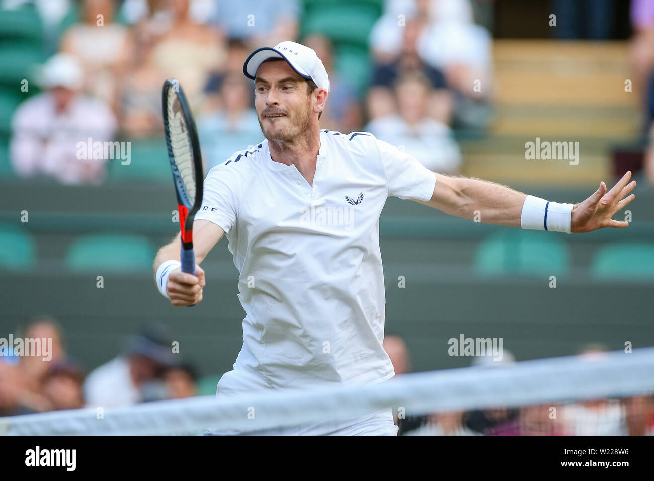 Andy Murray von Großbritannien im Herren-doppel der ersten Runde der Wimbledon Lawn Tennis Championships gegen Marius Copil Rumäniens und Ugo Humbert Frankreichs bei den All England Lawn Tennis und Croquet Club in London, England am 4. Juli 2019. (Foto von Lba) Stockfoto