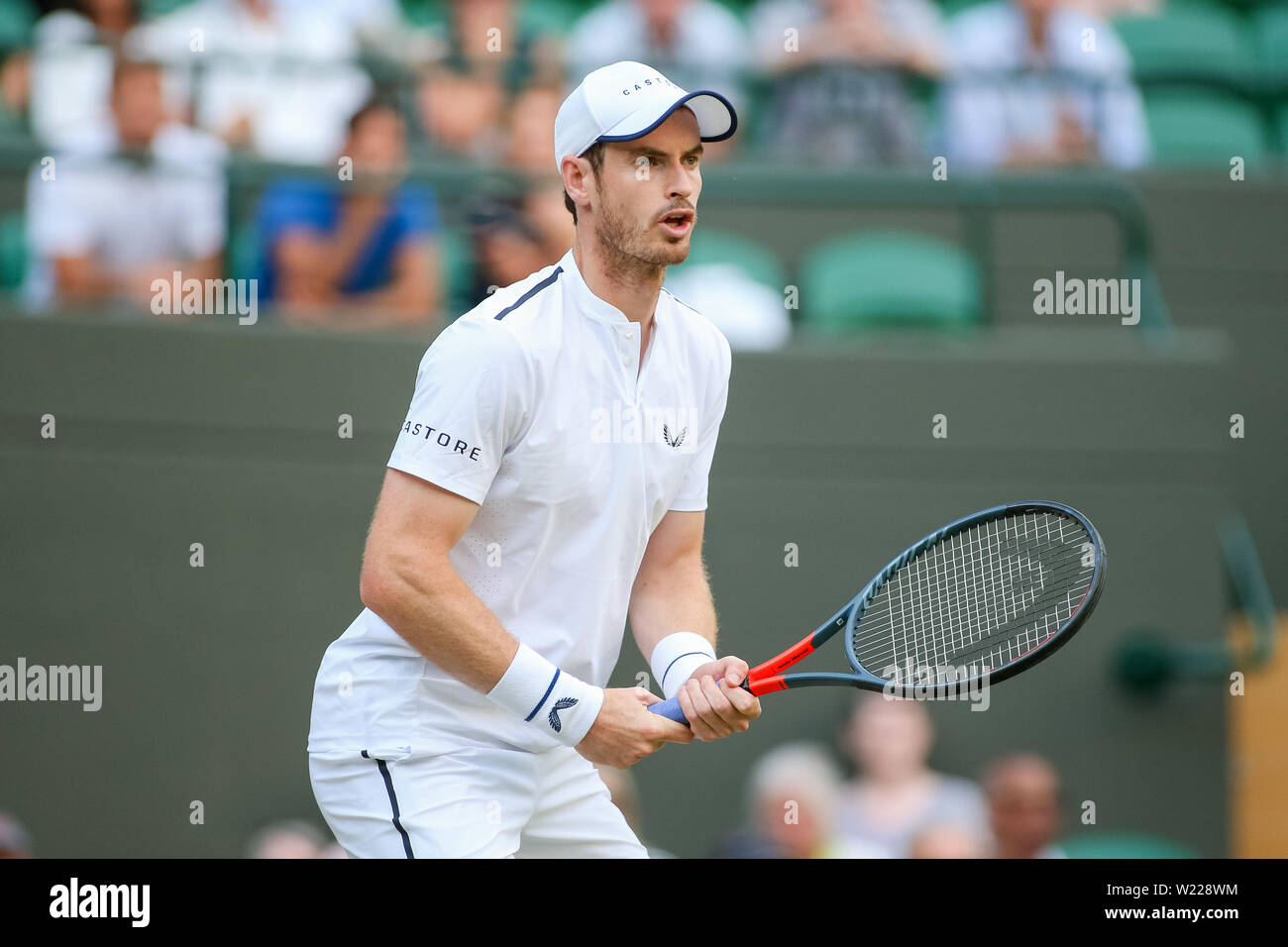 Andy Murray von Großbritannien im Herren-doppel der ersten Runde der Wimbledon Lawn Tennis Championships gegen Marius Copil Rumäniens und Ugo Humbert Frankreichs bei den All England Lawn Tennis und Croquet Club in London, England am 4. Juli 2019. (Foto von Lba) Stockfoto