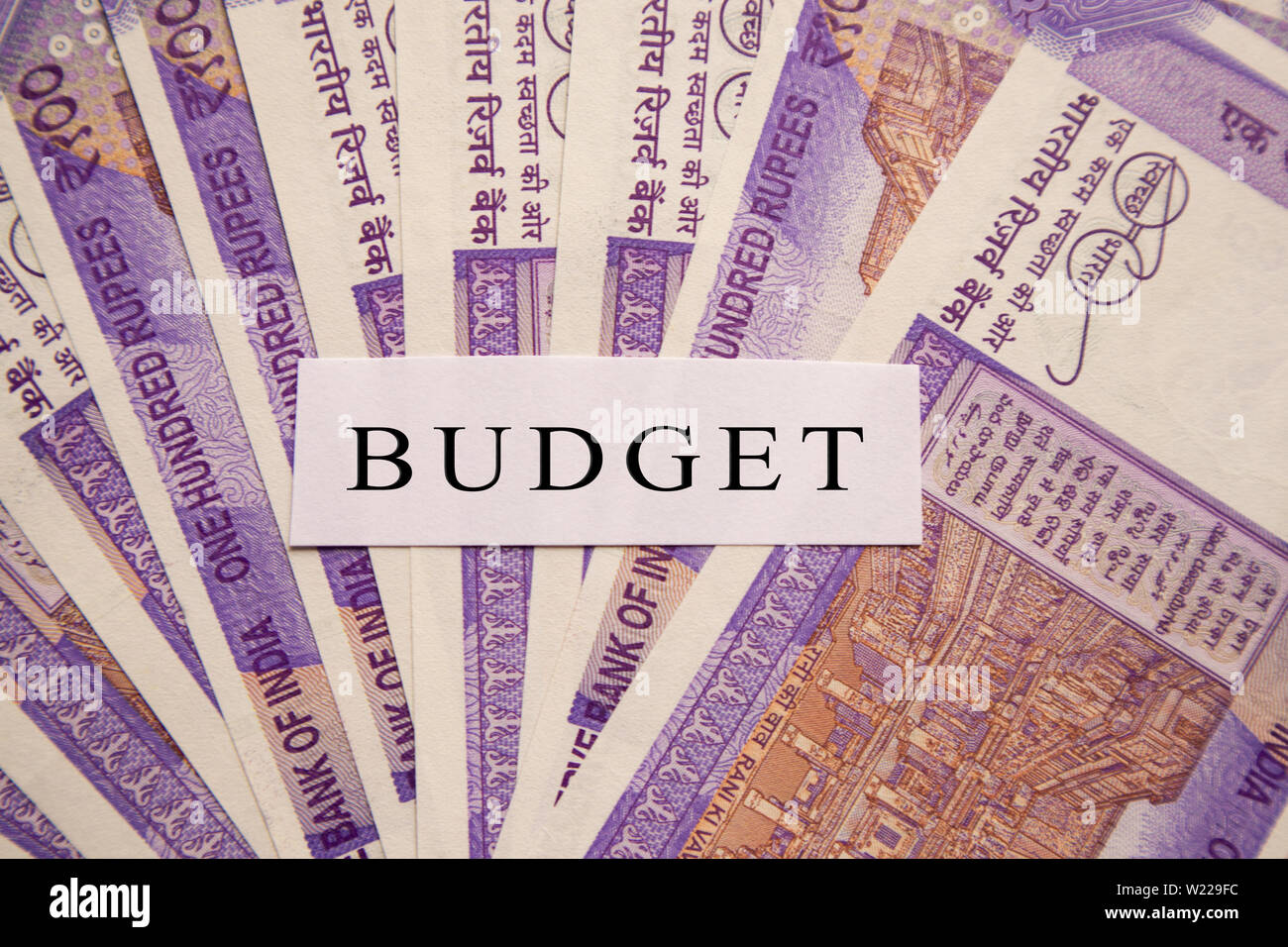 Haushalt gedruckt auf Neue indische Währung fest. Stockfoto