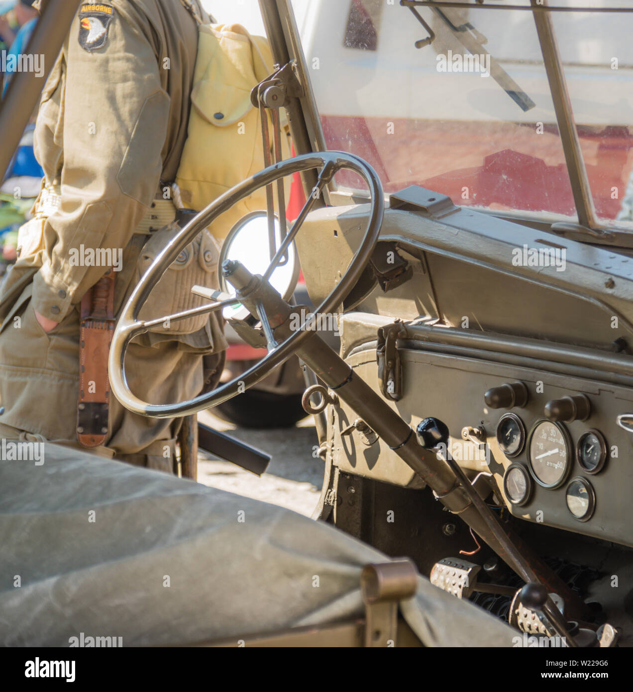 Eine alte militärische Fahrzeug an einem sonnigen Tag. Stockfoto