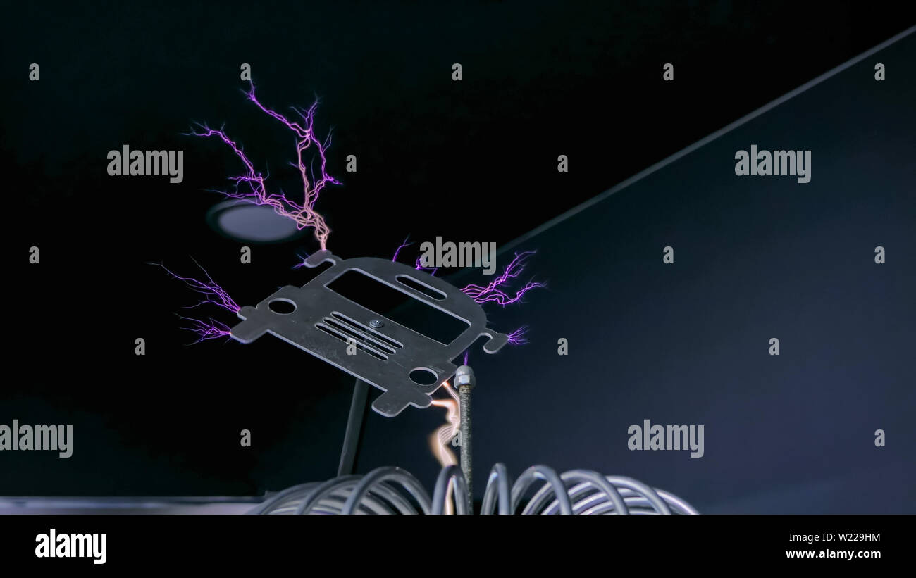 Hochspannungs-Experiment mit Tesla Coil Stockfoto