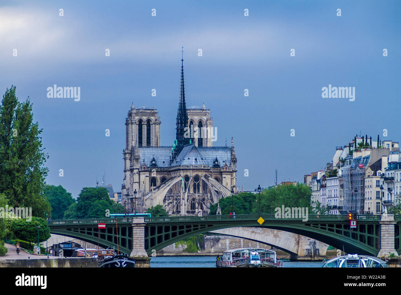 Blick auf die Kathedrale aus der ganzen Sena Fluss Stockfoto