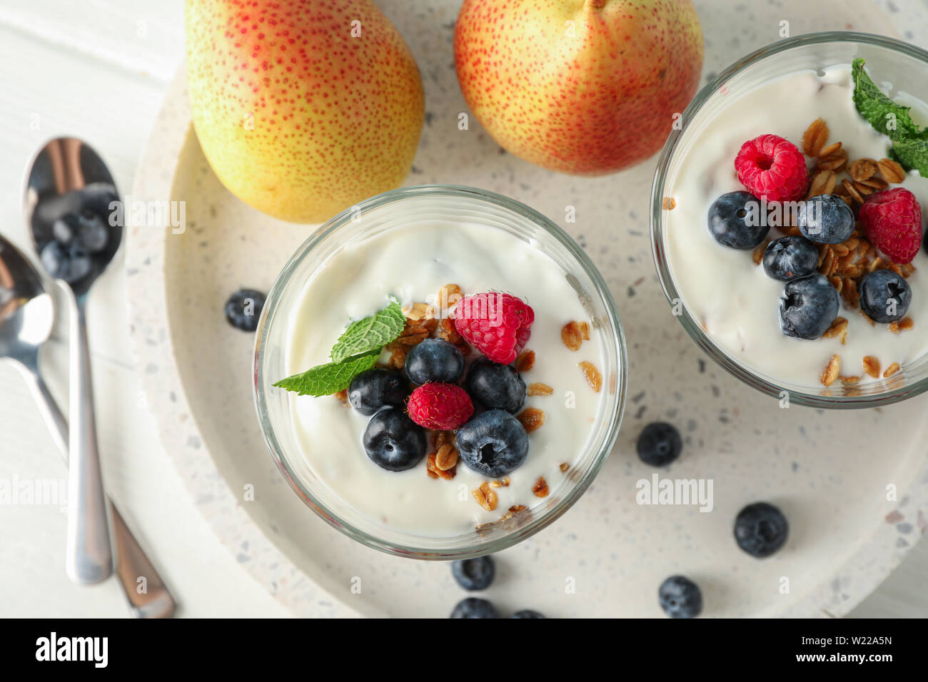 Parfaits und Birnen auf weissem Holztisch, Platz für Text Stockfoto